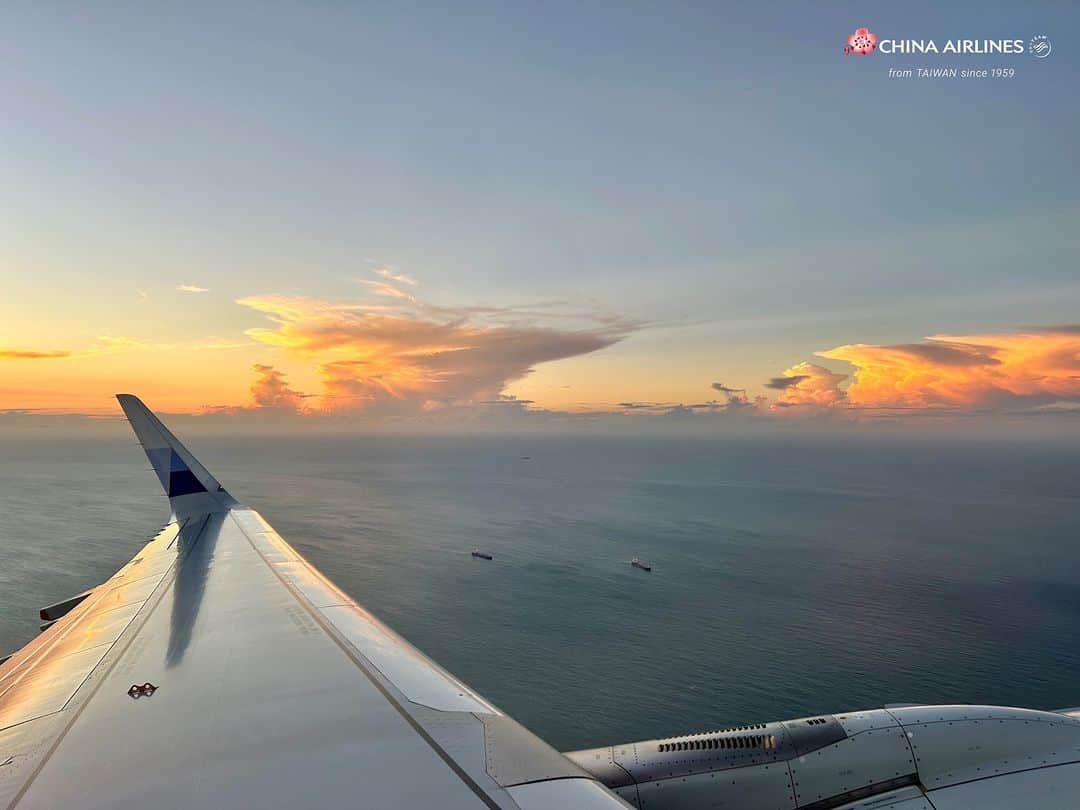 日本地区チャイナ エアラインさんのインスタグラム写真 - (日本地区チャイナ エアラインInstagram)「【Beautiful Pictures of Airplane 】  次のご旅行の目的地はどちらですか？ ぜひコメントで教えてください♥  ＜公式HP＞ https://goo.gl/vif8Qp  #chinaairlines #中華航空 #台湾 #台湾旅行 #台湾好きな人と繋がりたい --------------------------------------------------------- DFPに入会するとバースデーディスカウント等のうれしい特典が盛りだくさん！ ご入会はコチラ👉　https://bit.ly/3YIQ7cl」12月4日 19時00分 - chinaairlines.jp