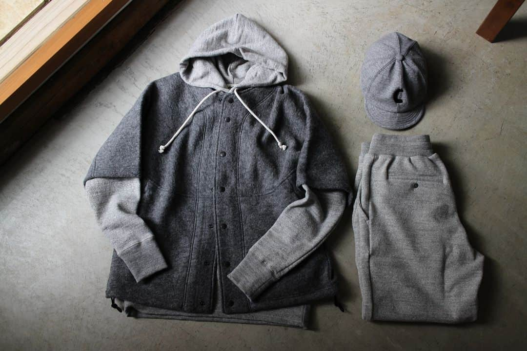 Jackmanのインスタグラム：「▽ FW23 WOOL WATCH SHIRT JM8375 70%WOOL 30%POLYESTER ￥22,000 Color:30Heather Gray  Baseballのない12月 今シーズンの ウールウォッチシャツは フロントをスナップボタン仕様に アップデート  寒かったらすぐ着て 暑くなったらすぐ脱げる 着回しの効く仕様に 変更しました  12月の Baseballへの愛情たっぷりの 温かみのあるスタイルで  インナーのSweat JM7295　￥18,700 GG Sweat Pullover Parka Color:30 Heather Gray  JM7366　￥19,800 GG Sweat Highneck Color:30 Heather Gray  JM8175 WOOL WATCH SHIRTは ハーフジップ仕様の昨年モデルです」