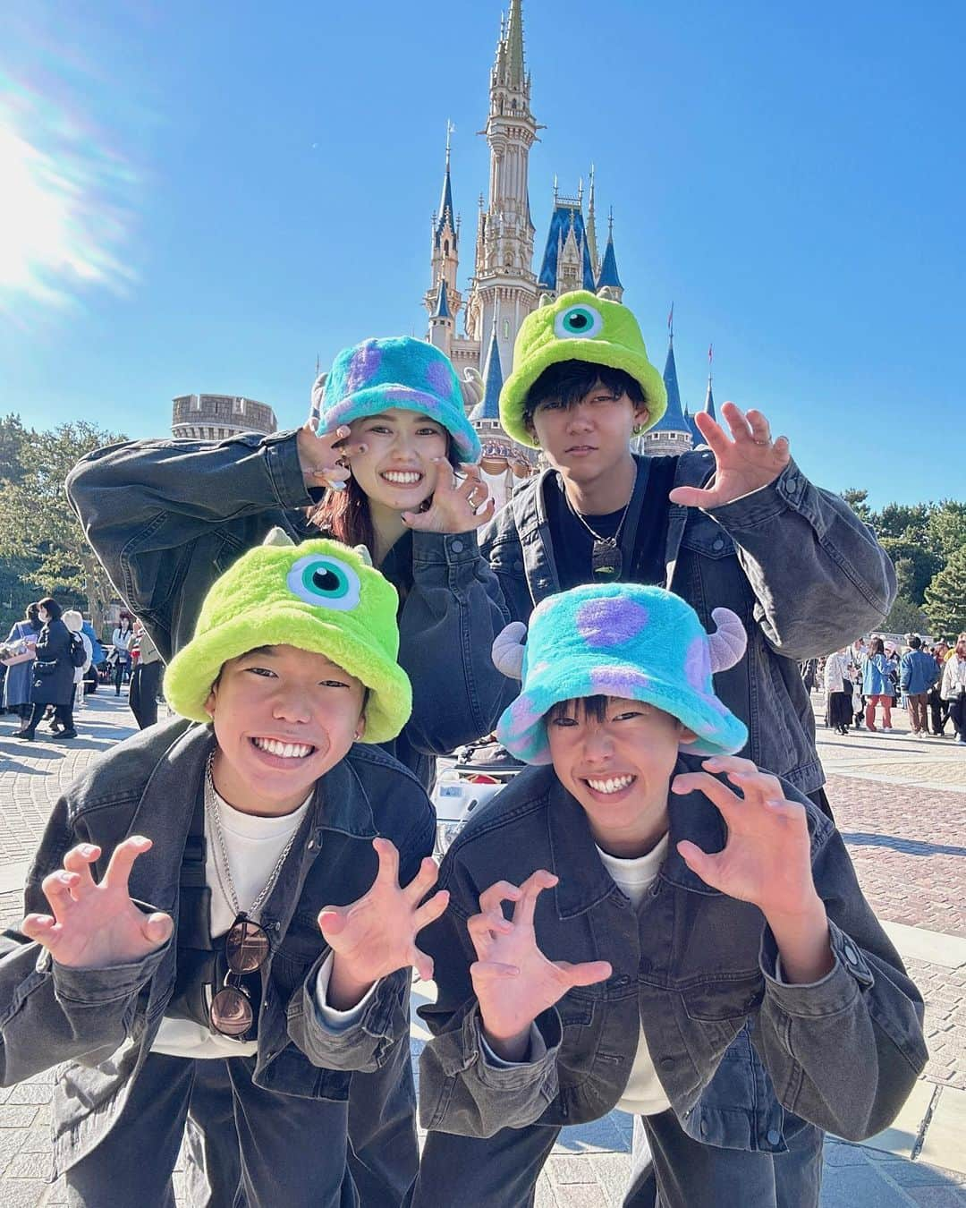 NANAMIさんのインスタグラム写真 - (NANAMIInstagram)「🎄Chrismas Disney🎄  念願の4人でディズニー!!🐭💕  弟たちは7年ぶりで 遅めの誕生日プレゼント🎁  アトラクションに緊張してたり😆 再現度に驚いてたり😳!! 写真と動画を真剣に撮ってたり📸  身長は抜かされて大きくなっちゃったな〜って思ってたけど まだまだ子供で楽しんでる姿が見れてねぇちゃん嬉しい😭😭  また4人でディズニー行こうね！！  #disneyland #tokyodisneyresort #tokyodisneyland #disney #東京ディズニーランド #ディズニーランド #ディズニー #クリスマスディズニー #ディズニーコーデ #デニムコーデ #セットアップ #ootd #ootdfashion #gu #プチプラコーデ#プチプラファッション #instagood #instadaily #instalike」12月4日 19時00分 - nanami.kido_0328