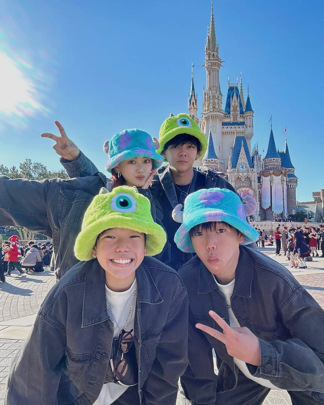 NANAMIさんのインスタグラム写真 - (NANAMIInstagram)「🎄Chrismas Disney🎄  念願の4人でディズニー!!🐭💕  弟たちは7年ぶりで 遅めの誕生日プレゼント🎁  アトラクションに緊張してたり😆 再現度に驚いてたり😳!! 写真と動画を真剣に撮ってたり📸  身長は抜かされて大きくなっちゃったな〜って思ってたけど まだまだ子供で楽しんでる姿が見れてねぇちゃん嬉しい😭😭  また4人でディズニー行こうね！！  #disneyland #tokyodisneyresort #tokyodisneyland #disney #東京ディズニーランド #ディズニーランド #ディズニー #クリスマスディズニー #ディズニーコーデ #デニムコーデ #セットアップ #ootd #ootdfashion #gu #プチプラコーデ#プチプラファッション #instagood #instadaily #instalike」12月4日 19時00分 - nanami.kido_0328