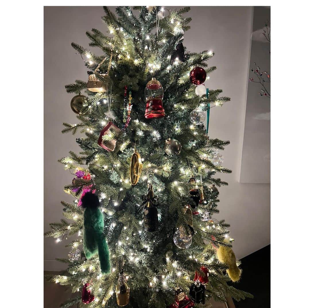 ソン・ダムビさんのインスタグラム写真 - (ソン・ダムビInstagram)「Christmas Is Coming ⛄️⛄️ 이쁜 오너먼트로 트리 완성🎄🎄 다들 크리스마스트리  이쁘게 꾸며보세요❤️👏😘   #캐리마켓 #KARYMARKET #MERRYKARYMAS #vondels」12月4日 18時52分 - xodambi