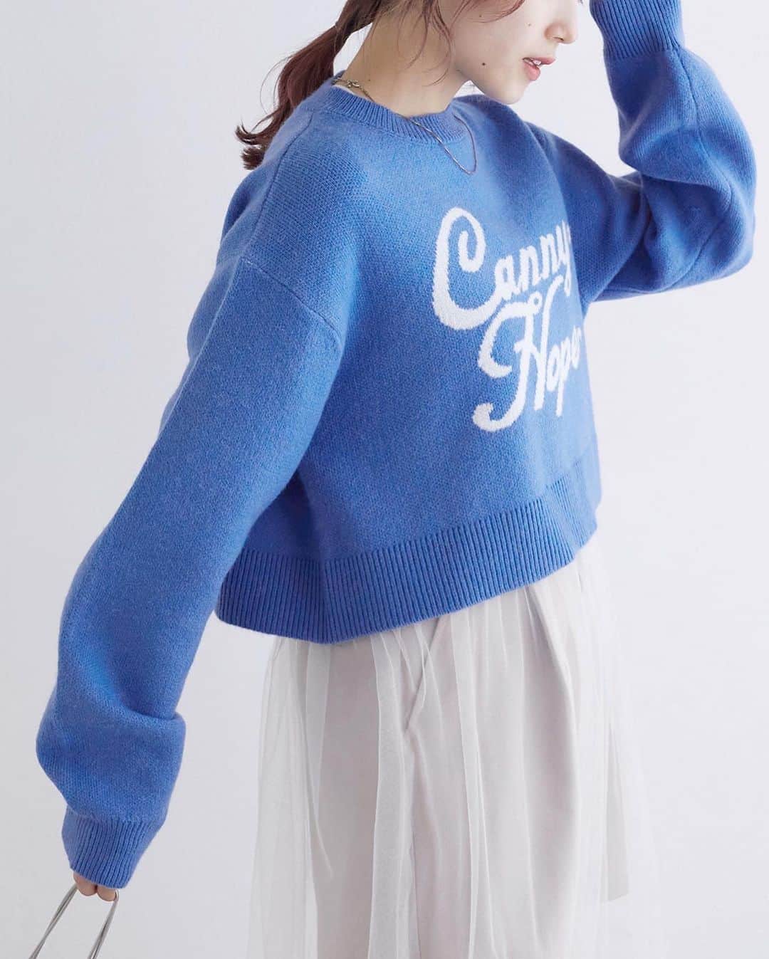 w closetさんのインスタグラム写真 - (w closetInstagram)「【new arrival】  "このニット欲しいと思ったらいいね♡" ________________  ロゴニット ¥6,490 color : オフホワイト　ブルー　グレー  ビックロゴが可愛い♡ 華奢見えするクロップド丈でトレンド感も◎ さらっとした素材で着心地も良く一枚は持っておきたいアイテム♪ _______________  #wcloset#ダブルクローゼット#wclo_snap#トレンドアイテム#カラーコーディネート#冬ファッション#冬コーディネート#コーディネート#差し色コーデ#冬コーデ#カジュアルコーデ#カラーコーデ#トレンドコーデ#大人カジュアルコーデ#ニット#20代コーデ#ニットコーデ#クロップド#クロップド丈#ショート丈#ニットコーディネート#カラーニット#ブルーコーデ#ロゴニット#ブルーニット#チェックスカート#ミニボトム#ミニスカート#ニットキャップ#クリスマスコーデ」12月4日 21時00分 - wclosetwearsinc