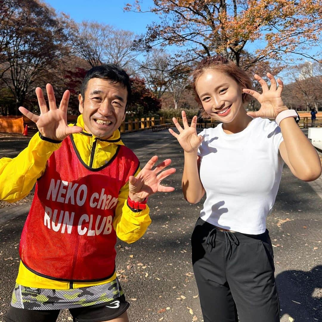 田辺莉咲子さんのインスタグラム写真 - (田辺莉咲子Instagram)「【告知】新春芸能人対抗駅伝2024🎍🎽 に出演させて頂くことになりました‼︎  ランニングに関しては未熟人間で不安が大きいのですが、 ランニングを始めて最初に浮かぶ素晴らしいランナーさん達が出演されている この番組に出演できる喜びを感じています🏃‍♀️💕  私の周りにはかっこいいランナーお友達が沢山いるので、 皆さんにサポート頂きながらトレーニングできて本当に周りの方に感謝しています！ 収録まで日々自分に負けずに、限界まで必死に頑張ります‼︎  写真は、先日のロケでお会いした猫ひろしさん🐈 猫さんにもアドバイス頂いたので、全力尽くします！  #芸能人対抗駅伝　#駅伝　#ランニング　#マラソン」12月4日 18時52分 - risako_tanabe