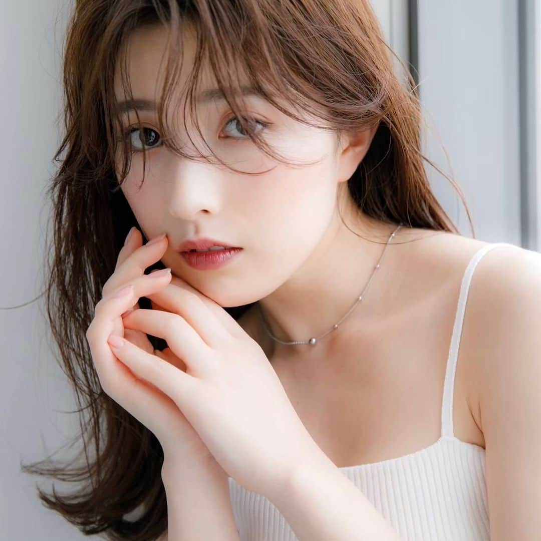 濱田あおいのインスタグラム：「. . 💎  お知らせ🕊️  くみっきーさんがファウンダーを務める “ライフスタイルエモーショナルブランド” Herz（ヘルツ）からHerz skinが誕生🤍 この度、Herz skinのアンバサダーに就任しました🍃  Herzはドイツ語で「心」という意味もあって どうしても日々忙しなく過ぎていって 目の前のことだけで精一杯になって しまっている方少なくないと思うんだけど💭 そんな毎日に心の余白、幸せの余白を というくみっきーさんの想いが込められています✨  私もフリーランスで仕事をしてもうすぐ10年 マネージャーさんのサポートもありながらだけど 日々毎日色んな決定、判断を自分でしないと いけないからついつい目の前のことで 手いっぱいになりがちだし、色んなことを 考えちゃうから心の余白から少し遠いところに 今はいる私ですがHerzの想いを私も一緒に 伝えていきたいなと思っております🤍  そんなHerz skin第1弾のアイテムは フルボ酸高配合の導入美容水🫧  2024年3月1日発売 ✔︎Herz skin フルフィルメントセラムウォーターインテンス90 30ml ¥7,800  くみっきーさんが開発に3年ほどかけて ついに誕生したこちら！ ずーーーっと話を聞いていてどんな物が 完成するのかな？と楽しみにしていました✨  くみっきーさん激推し成分である 【フルボ酸】の天然原液を90%も配合🫧 ほぼフルボ酸でかなりシンプルな構造！ ここまでの高配合に苦労をしたそうで 今後もそう簡単に真似はできないはず✨  テクスチャーはお水のようにさらっさらで 肌馴染みもとってもよいし！ ベタつきなどもないので洗顔後 1番はじめにプラスワンするだけでOK◎  使い始めてから5日ほど経ったんだけど これはもう手放せない🤭💕 肌のキメが整った気がするの！  明確なお悩みがある方も、これといった 理由はないけどなんとなーく肌の調子が ベストじゃないなあって方にもぜひ 試していただきたいアイテムです🤍  そしてこれからアンバサダーとして 自分なりにベストな使い方を探っていこうと 思っているので✨それもご紹介しますっ！  #PR#Herzskin#ヘルツスキン#フルボ酸#スキンケア#敏感肌#乾燥肌#エイジングケア#ゆらぎ肌#導入美容液#ブースター」