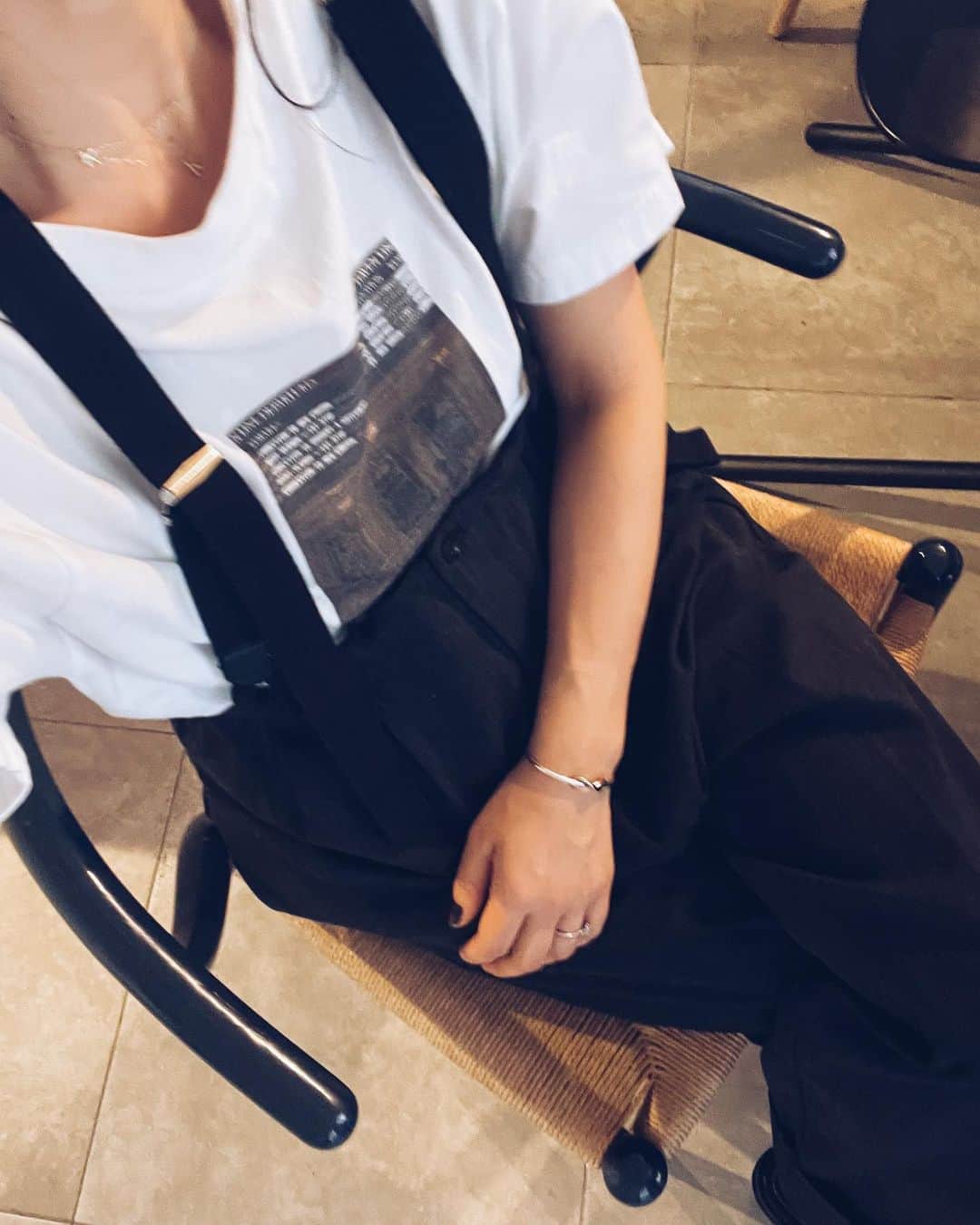 長屋なぎさのインスタグラム：「体温調節が難しい近頃。 お家帰ったらお部屋の中ポカポカで半袖スタイル  #12月だけど」