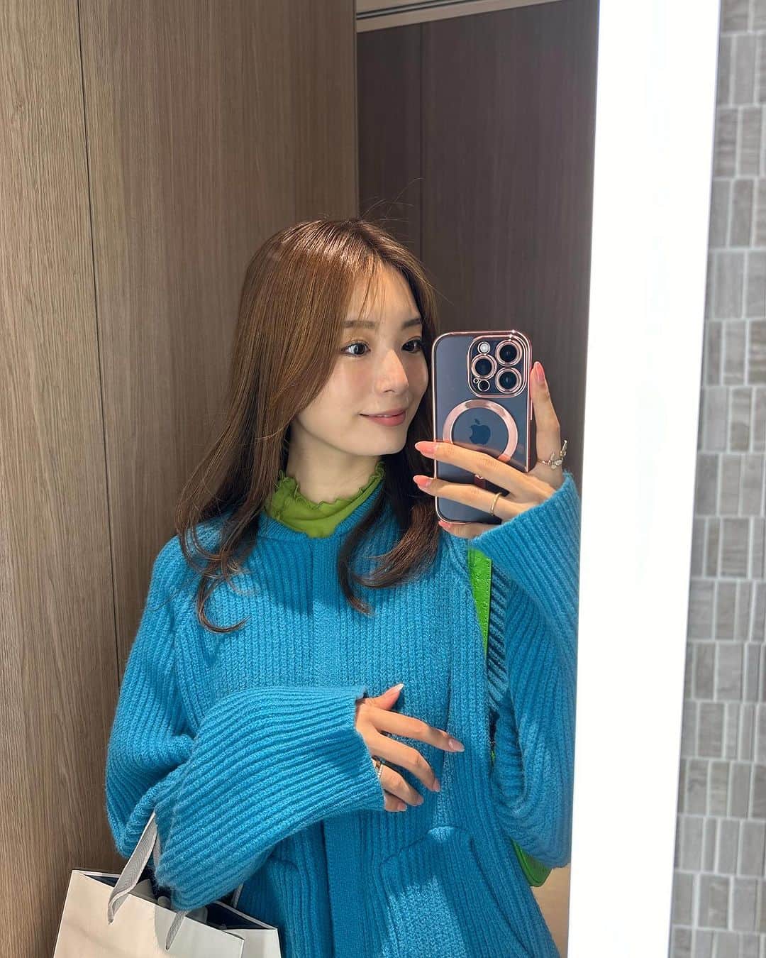 蜂谷晏海のインスタグラム：「珍しくブルー🫐🩵 シースルー前髪セットしたはずだけど風でどこかへ消えてしまいました☺️👍笑 #ootd #selfie」