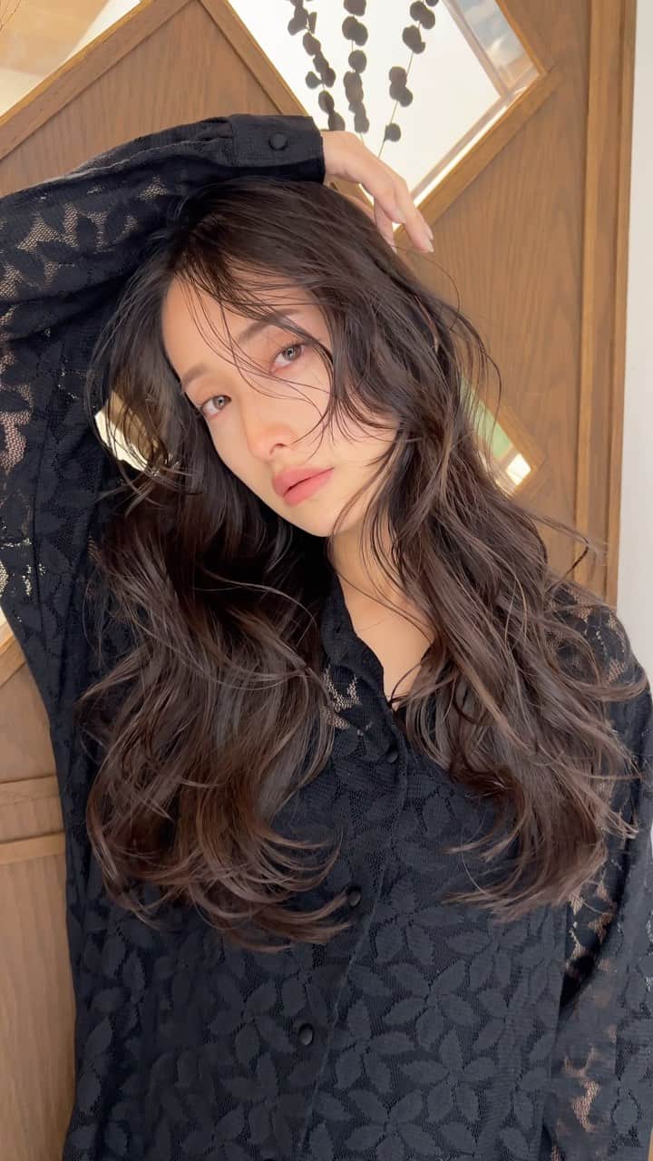 兼井遼のインスタグラム：「柔らかくほつれるヘア＊  ツヤのある 暗くても透明のある カラーならお任せください☺️  12月のご予約も まだまだお取りできます🙇🏻  ご質問などは コメントにてお問い合わせください！😌  #ケアカラー  #ヘアアレンジ  #ケアダブルカラー  #巻き方  #髪質改善カラー  #イルミナカラー  #ミルクティーベージュ #グレージュ  #ケアブリーチ  #ハイライトカラー  #ハイトーンカラー  #ブリーチ  #ダブルカラー   #インナーカラー  #オリーブアッシュ  #グラデーションカラー  #グレージュカラー  #ツヤトーン  #パーマ  #艶髪  #外国人風  #髪質改善トリートメント  #くびれヘア  #シースルーバング  #髪質改善  #ラベンダーグレージュ  #オリーブグレージュ  #トリートメント  #ヘアアクセサリー　#インナーハイライトグラデーション」