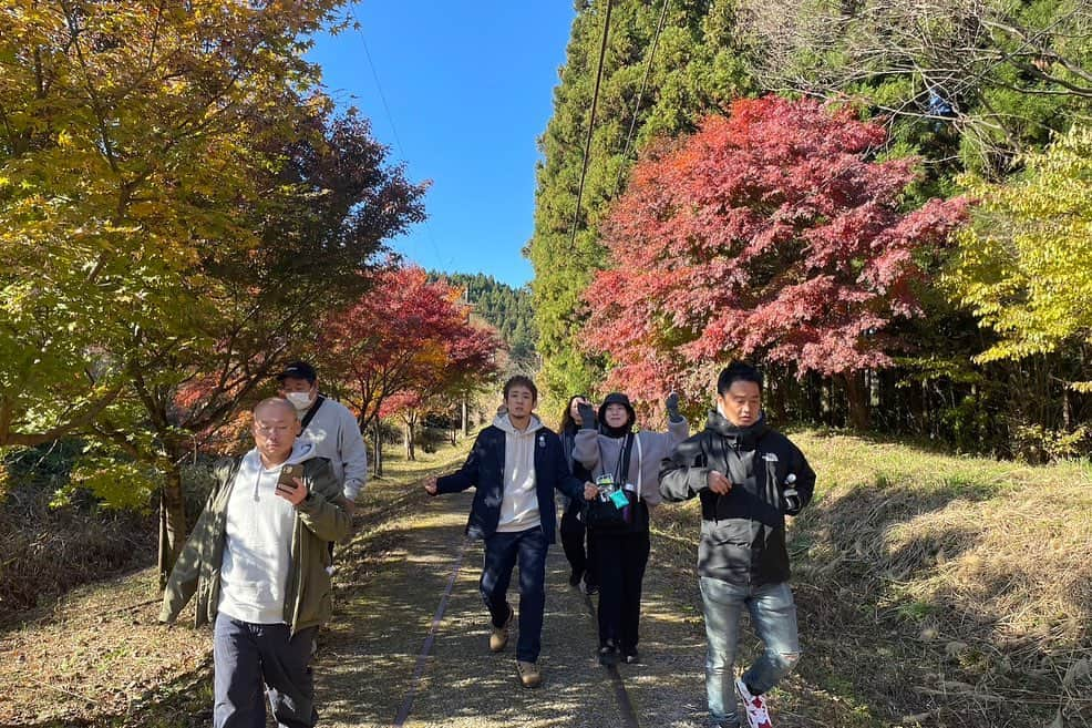 ファンキー加藤さんのインスタグラム写真 - (ファンキー加藤Instagram)「🛤️  来年のソロデビュー10周年に向けての新しいアー写です。  こちらは群馬県の廃線路をお借りして。映画『STAND BY ME』が大好きなので､線路上の撮影にテンション上がりました。  2024年2月14日にはデジタルシングルのリリースも決定しました。ただ今､絶賛制作中です。  これから少しずつ動き始めていくので､ぼちぼちな感じで応援よろしくお願いします🙏 #ファンキー加藤 #10thAnniversary」12月4日 18時56分 - funkykato_funkykato_funkykato