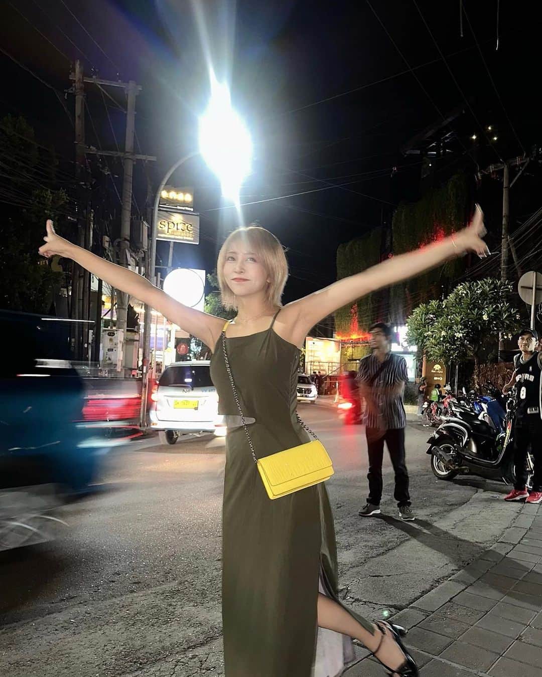 ももせのインスタグラム：「たのしそうな写真in🇸🇬🇮🇩 と、現地の海鮮、、、。笑 当たったわぁ。笑  #おしゃれな人はしないポーズ」