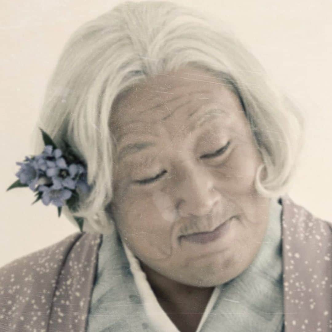 クリエイターズ・ファイル公式（ロバート秋山）さんのインスタグラム写真 - (クリエイターズ・ファイル公式（ロバート秋山）Instagram)「12月4日はE.T.の日、かぶちゃんのケフィールの日、もろもろあるようです。  大正時代を代表する作詞家のひとりである石丸ツワノ。  日本の故郷をうたったツワノの作品は今なお日本人の心に響き続けているというのは有名な話。  〜もろもろ〜 もろもろ大丈夫でしょうか おそらく大丈夫でしょう とはいえ心配です ふわっと話はきいています あすまである程度の方向性はかためます とはいえ日にちが日にちです そう思ふとどんぐりが風で落ちむ　  では、この詩の最後に入る言葉は何でしょう?!  答えは明日の投稿の最後で! ※昨日のクイズの答え→「母親が作ったオムライス」  #クリエイターズファイル #石丸ツワノ #大正 #作詞 #クリエイター #クリエイティブ #写真日記 #日記 #記念日 #ダイアリー #クイズ #サプライズ #netflix #毎日投稿 #ロバート秋山 #お笑い好き」12月4日 18時57分 - creatorsfile_officialgoods