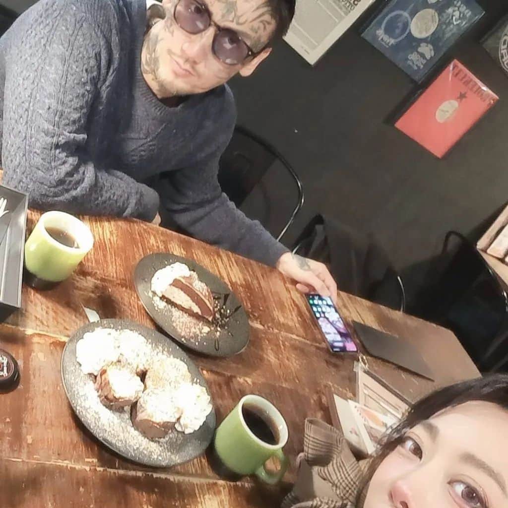 瓜田純士さんのインスタグラム写真 - (瓜田純士Instagram)「昨夜大久保で甘いの食べて、本日は今まで麗子に頼まれたケーキを一時間並んで買った。　 別にこんな甘いの食べたくないんだよな…」12月4日 19時08分 - junshi.reiko