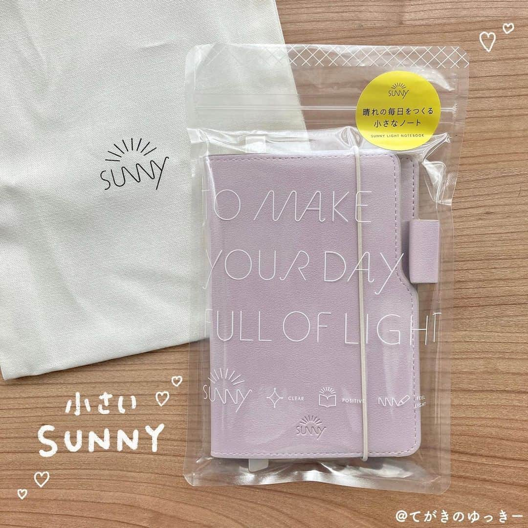 てがきのゆっきー さんのインスタグラム写真 - (てがきのゆっきー Instagram)「⁡ ☀️SUNNY LIGHT NOTEBOOK☀️ （いろは出版さんより いただいたものを使っています） ⁡ SUNNY手帳の魅力をもったまま小さくなったSUNNY LIGHT NOTEBOOK！ ⁡ 日付が入ってる手帳ではなく全ページノートなのですぐ使い始められるよ！ ⁡ わたしが使っているノートの色はPale Lilacです。かわいい🥹 ⁡ 持ち歩きのメモもいいけど、わたしが書いてみてこの使い方いいかも！と思ったのは、寝る前に書くノート🌛 ベッドでごろごろしながら書くのにちょうどよかったです！大きいと場所とるけどこれなら書きやすかった☺️ ⁡ 寝る前にスマホ見るのやめたいなーと思ってたからちょうどよかった！ あと、夜中起きていろいろ考えだして止まらなくなったときスマホみていろいろ検索するともっと眠れなくなるから、手帳に書き出しておいて調べ物は明日やろう〜ってするのが良い感じかもしれない！ ⁡ ツイッター（Xだね！）でブックマークしたもの、それで終わりになってることが多いので見返して行動にうつすことがあればメモしてみたのも良かった！ そうだ！この本読みたかったんだ！ってすっかり忘れてました🤫 ⁡ 中のノートだけ別売りであるので、どんどん書いても大丈夫よ😌 ⁡ かわいい巾着に入ったギフトセットも売ってるので贈り物にもぜひ💓 ⁡ #SUNNY手帳 #SUNNYLIGHTNOTEBOOK #サニーライトノートブック #小さめノート #小さいノート #手帳の中身 #PR の投稿です」12月4日 19時01分 - tegakinoyuki