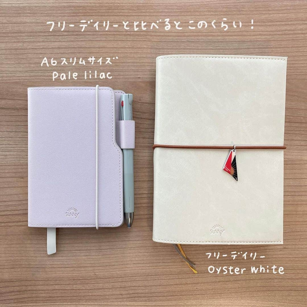 てがきのゆっきー さんのインスタグラム写真 - (てがきのゆっきー Instagram)「⁡ ☀️SUNNY LIGHT NOTEBOOK☀️ （いろは出版さんより いただいたものを使っています） ⁡ SUNNY手帳の魅力をもったまま小さくなったSUNNY LIGHT NOTEBOOK！ ⁡ 日付が入ってる手帳ではなく全ページノートなのですぐ使い始められるよ！ ⁡ わたしが使っているノートの色はPale Lilacです。かわいい🥹 ⁡ 持ち歩きのメモもいいけど、わたしが書いてみてこの使い方いいかも！と思ったのは、寝る前に書くノート🌛 ベッドでごろごろしながら書くのにちょうどよかったです！大きいと場所とるけどこれなら書きやすかった☺️ ⁡ 寝る前にスマホ見るのやめたいなーと思ってたからちょうどよかった！ あと、夜中起きていろいろ考えだして止まらなくなったときスマホみていろいろ検索するともっと眠れなくなるから、手帳に書き出しておいて調べ物は明日やろう〜ってするのが良い感じかもしれない！ ⁡ ツイッター（Xだね！）でブックマークしたもの、それで終わりになってることが多いので見返して行動にうつすことがあればメモしてみたのも良かった！ そうだ！この本読みたかったんだ！ってすっかり忘れてました🤫 ⁡ 中のノートだけ別売りであるので、どんどん書いても大丈夫よ😌 ⁡ かわいい巾着に入ったギフトセットも売ってるので贈り物にもぜひ💓 ⁡ #SUNNY手帳 #SUNNYLIGHTNOTEBOOK #サニーライトノートブック #小さめノート #小さいノート #手帳の中身 #PR の投稿です」12月4日 19時01分 - tegakinoyuki