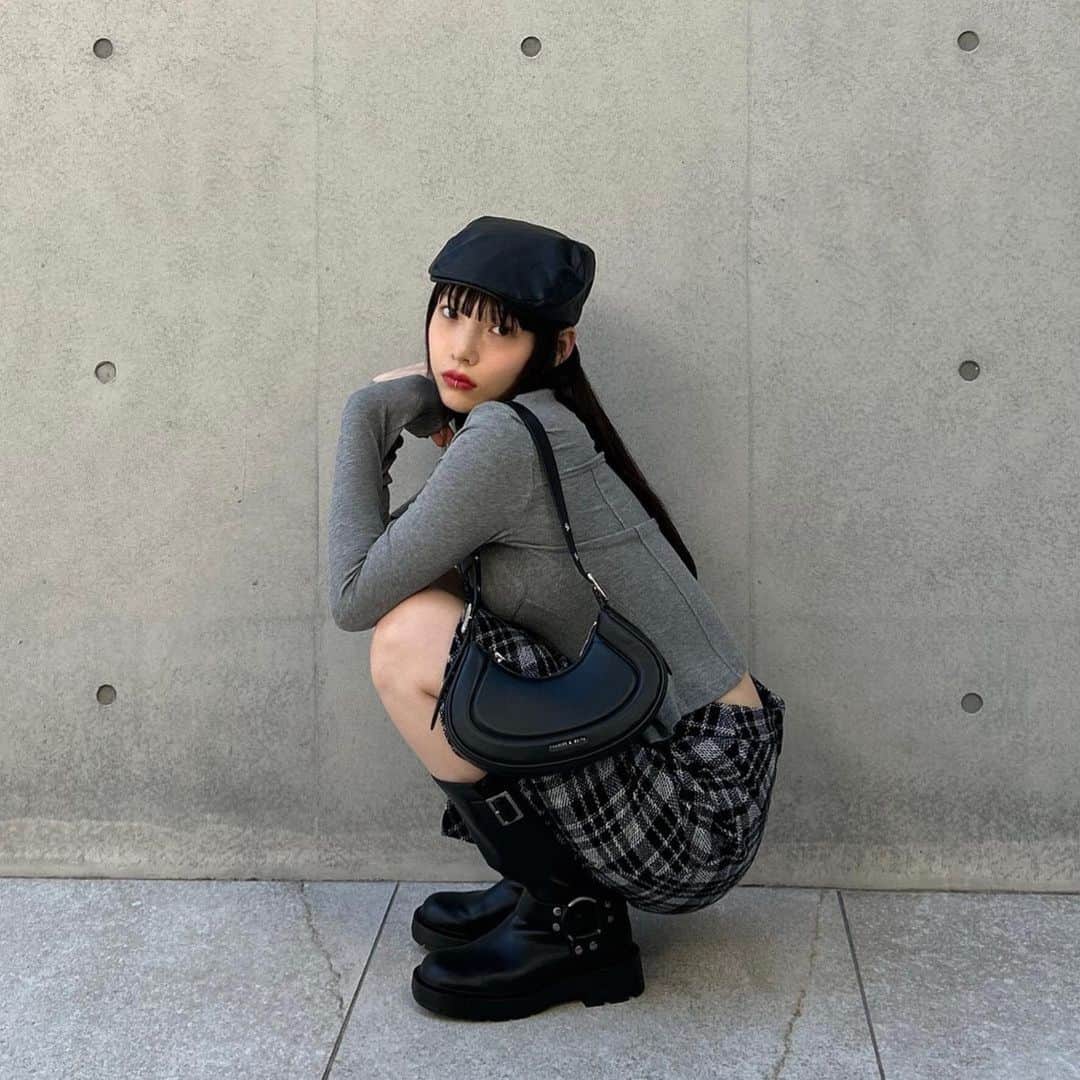 CHARLES & KEITH JAPAN CHARLES & KEITHのインスタグラム：「モデルの @nanaho_ezk はトレンドのY2Kスタイルに、アイコニックなPetraバッグとメタリック バックルロングブーツをプラス。⁠ 全体をモノトーンカラーでまとめてシックなムードを演出。⁠ ⁠ ▷ Petra ペトラ カーブショルダーバッグ⁠ ▷ メタリックバックル ロングブーツ⁠ ⁠ #CharlesKeithFW23 ⁠ #ImwithCharlesKeith #チャールズアンドキース」