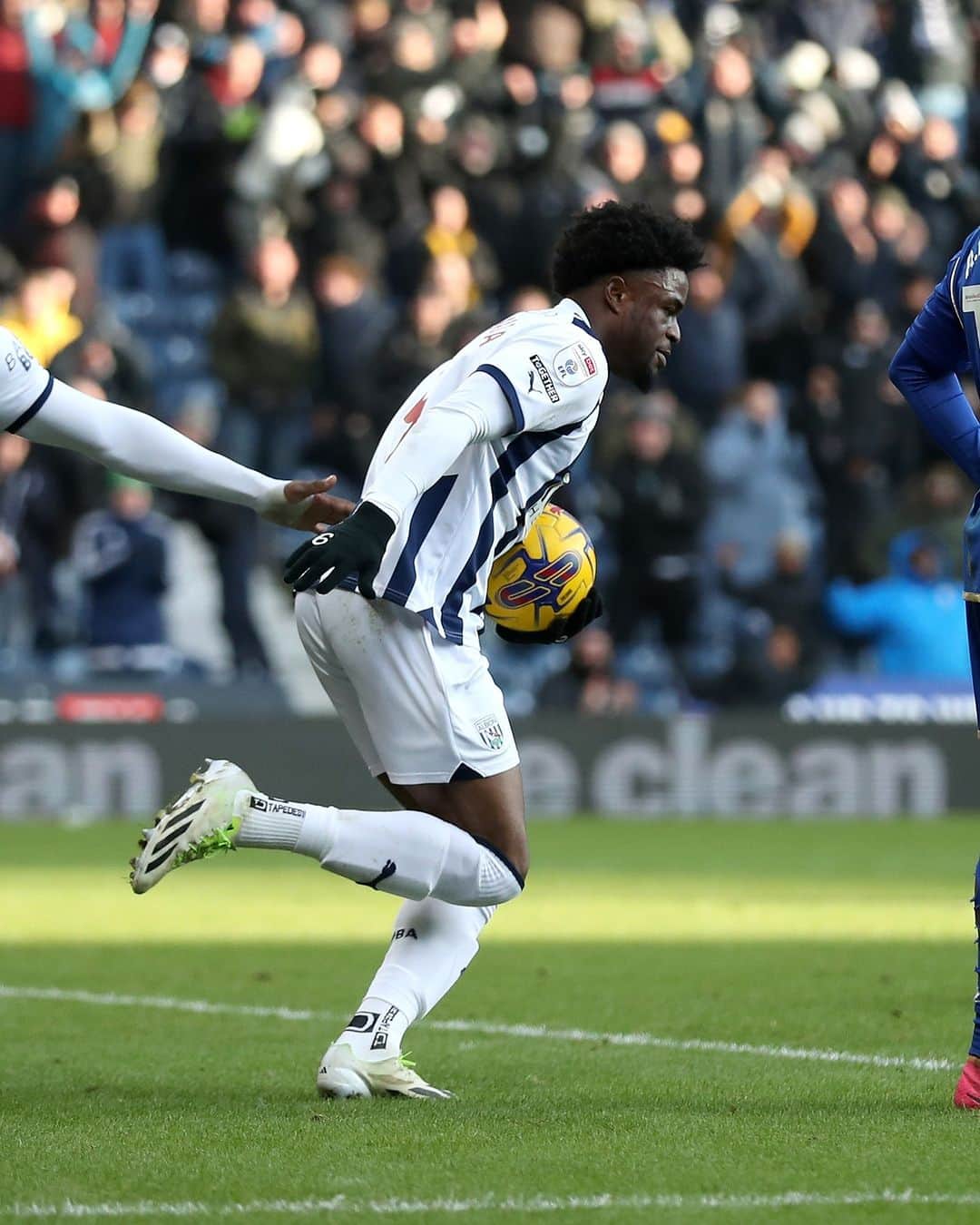 ウェスト・ブロムウィッチ・アルビオンFCのインスタグラム：「Get a closer look at Josh Maja's first goal in Albion colours. 💙🤍」