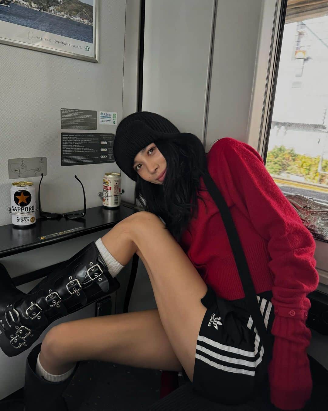 宮川由衣子のインスタグラム：「. ここで一句。 旅の時　左手つまみ　右ビール #左手は流石にしおりとか持ってて欲しかった . それはさておき 赤ニットが可愛過ぎて2日連続来てた☺️🍎 トップスでもカーデでも着れちゃうなぁって 想像したらもう1枚欲しくなって想像するのやめてる💭 . #fashion #outfit #ootd」