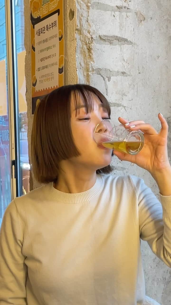 シン・ダウンのインスタグラム：「연말이다  다모르겠고 작년보단 최대한 많이 사람들도 만나고  맛는것도 많이 먹을거다 절대 집순이로 살아남지 않겠다  내년목표는 바쁜 사회생활이다 육아휴직은 올해까지다 나를위해건배 🍺  #단골집#서울회관#신난다은👩🏻」