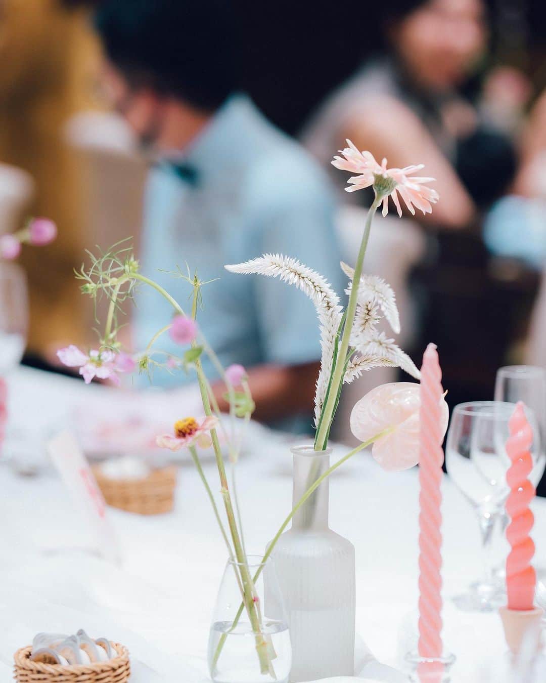 みんなのウェディングさんのインスタグラム写真 - (みんなのウェディングInstagram)「. . ˗ˏˋ Flower Arrangement...♡ ˎˊ˗ . こんばんは🌙みんなのウェディングです☺️ 今日は、お写真映えも間違いなし！ 華やかなカラーキャンドルの #テーブル装花 をお届けします🕯  ……………………………………………………………………  ˗ˏˋ #みんなのウェディング でpostしよう🤍 ˎˊ˗  上記を付けて投稿するとこのアカウントで紹介されるかも…🕊️ ぜひ皆さまのとっても素敵なお写真、お待ちしてます✨  …………………………………………………………………… ⁡ 一年通して人気の高いキャンドルを使った装花🌿 定番のホワイトもキュートで素敵ですが 最近は色味のあるカラーキャンドルを使って 差し色として使う花嫁さまが増えています✨  ぜひ！保存🔖をしながらご覧ください🕊️ ⁡ ⁡⁡♡-----Special Thanks-----♡ @ukimmai さま @itou.flowers さま @______mn.02 さま @_tm_wd さま  -------------------------------------------- 💫結婚式準備に役立つ情報を更新中 　@minnano_wedding 🔗をcheck🕊️ ・ 💫結婚式準備のお悩みや式場＆ドレスの予約相談は 《みんなのウェディング相談デスク》へ🕊️ ・ 💫結婚式場の口コミ・本物の費用明細は 《みんなのウェディング》結婚式場検索へ🕊️ --------------------------------------------  #ゲストテーブル #ゲストテーブル装飾 #ゲストテーブル装花コーディネート #メインテーブル #メインテーブルコーディネート #高砂装花 #高砂 #装花 #高砂ソファ #ソファ高砂 #チェア高砂 #高砂アーチ #装花コーディネート #会場装花　 #結婚式装花 #高砂装飾 #披露宴会場 #披露宴装飾 #テーブルコーディネート  #2024春婚 #2024夏婚 #2024秋婚 #2024冬婚  #結婚式準備 #プレ花嫁 #結婚式準備レポ」12月4日 19時03分 - minnano_wedding