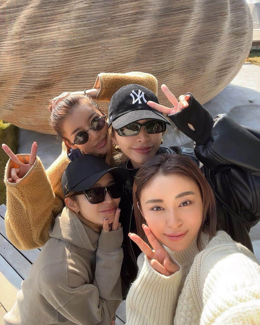 山中美智子さんのインスタグラム写真 - (山中美智子Instagram)「岡山からの直島 女子旅✌🏾 みんなで来れて最高でした✨  ありがとう岡山&香川県🤍  1-4  @sanamane_naoshima  海も目の前。 芸術的なサウナと、朝ごはんまでめちゃくちゃ美味しいグランピング施設🌴  マヨネーズエッグトースト🍞真似したい🍳  5  I♡湯　大きな🐘がいる銭湯♨️  6 .7 地中美術館の中にあるカフェにて　瀬戸内海を眺めました  8 宇野港から直島はフェリーか水上タクシー✌🏾こちらは水上タクシーです✨  9.10 帰り岡山でピザを食べました🍕美味しくて驚き🫢  女子旅っていいな🫶🏾」12月4日 19時06分 - alexiastam1988