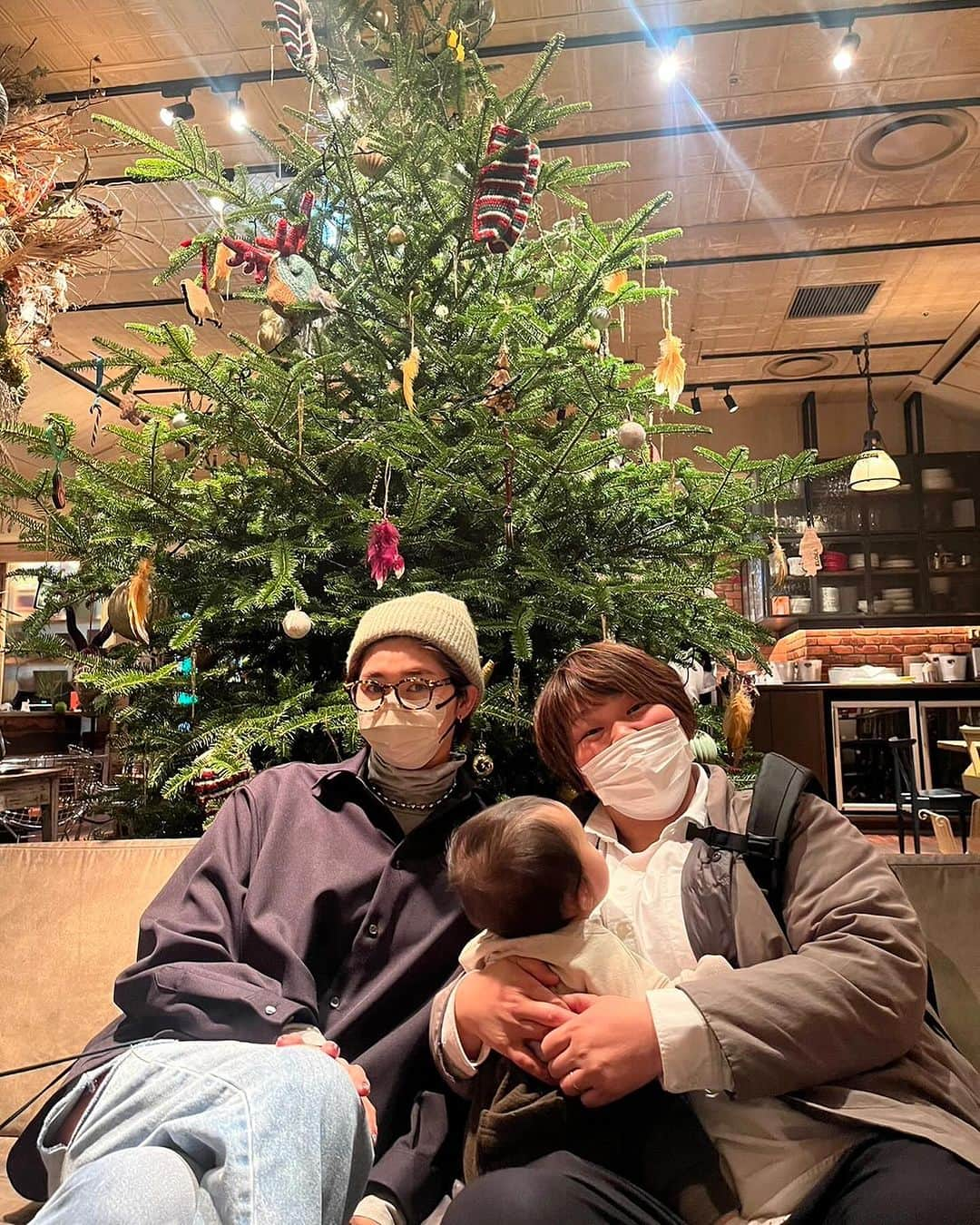 大友愛さんのインスタグラム写真 - (大友愛Instagram)「クリスマス🎄満喫してる感じになったねw  I-BO&SI-MI Timeを提供できて幸🫶🏻  よそ様のタカラモノちゃんと2人きりの時間緊張だったけど 小🍙ちゃんほんとお利口さんだったぁ🩵 小🍙ちゃんが本気を出したら登りだすw  🍀の話も出来てなんだか充実してたね☺️  @taichi.kgami  くんも駆けつけてくれてありがとう！保護者の方々のお話も聞けてほんとに嬉しかった🥹  @mika__sugimoto  #クローバーファミリー #障害児の遊べる場所を作ろう  勝手に #クリスマスバージョン #フランスパンを覚えた日  ツリー🎄なかなか大きいのに ママ達が大きいからツリー🎄の大きさ伝わらない🤔」12月4日 19時06分 - ai_dayooon