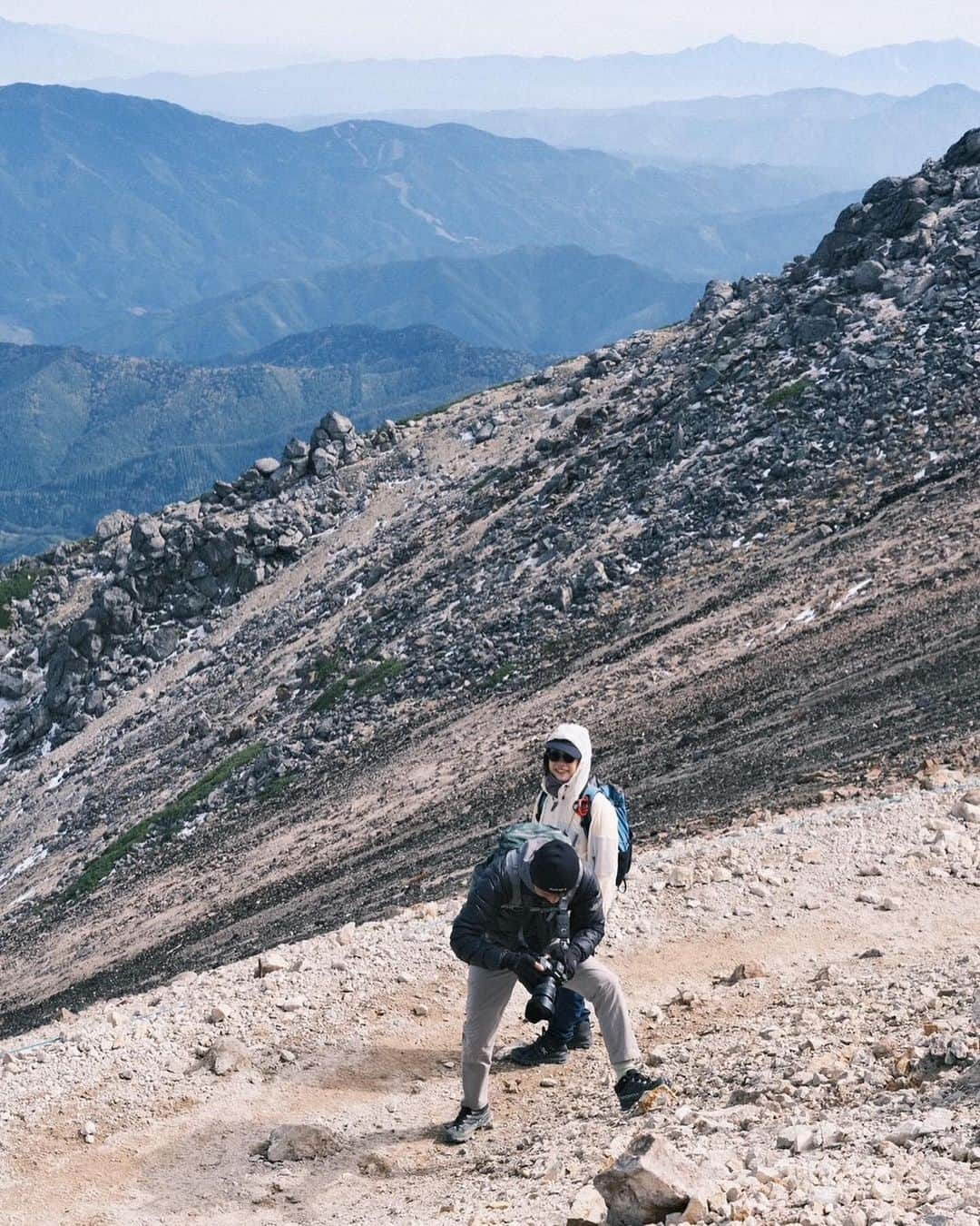 網中健太さんのインスタグラム写真 - (網中健太Instagram)「「yama、山に登る」第二弾。 ダジャレのようで大真面目なこの企画、今回は乗鞍岳に一緒に登ってきました。感受性豊かなyamaを通して、改めて山の素晴らしさ、山で過ごす時間の尊さを感じさせてもらった二日間でした。4枚目以降は、yamaが撮ってくれた写真たち。撮って撮られて、優しくて温かい時間。  M @ya.ma_00 さん Ed @_sato426 さん（ @randonnee_mag ） Wr @yasuna.sato さん Special thanks to @salomon_japan  @sonymusicjapan   ありがとうございました☺︎」12月4日 19時07分 - kentaaminaka_portrait