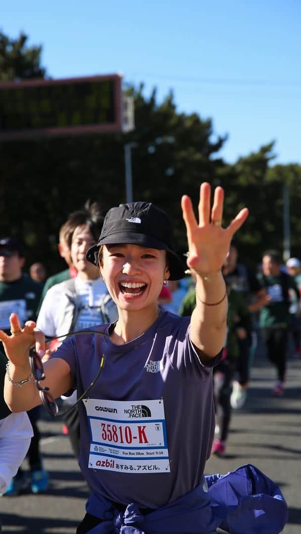 吉田麻衣子のインスタグラム：「湘南国際マラソン2023 全身 @thenorthfacejp で気合を入れて参加したのはファンラン10k🏃‍♀️😌 　 ひたすら楽しんで、綺麗な景色を堪能して、 ご飯も食べて、皆を応援できて、最高の1日！ ゴミの出ないマイボトルランは全レースで採用してほしい。 フルに参加された皆さん本当にお疲れ様でした👏  #湘南国際マラソン  #thenorthface #ザノースフェイス」