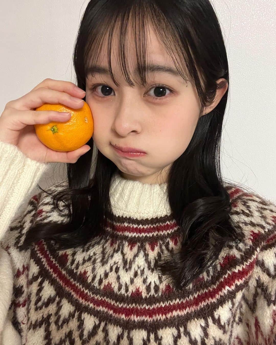 村山千夏さんのインスタグラム写真 - (村山千夏Instagram)「こんばんは。 Wegoさんの服かわいい〜！ 冬にこたつの中でみかんを食べるのが好きです🍊  Good evening. Wego's clothes are so cute! I like eating mandarin oranges under the kotatsu in winter 🍊  #jk#ljk#jk3#女子高校生#高校生#高校生女子#18歳#18yearsold #05#05line#fyp#foryoupage#japan#japangirl #wego さん#wegoコーデ」12月4日 19時17分 - chinatsu___mura