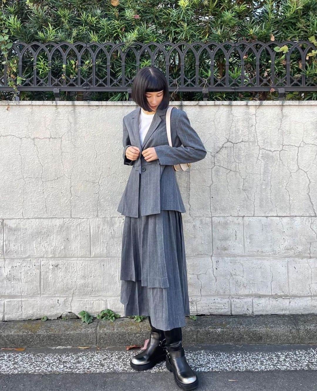 CHARLES & KEITH JAPAN CHARLES & KEITHのインスタグラム：「モデルの @lily_1001_official はトラッドスタイルコーディネートのアクセントとしてメタリックバックル ロングブーツ⁠をチョイス。⁠ ⁠ ▷メタリックバックル ロングブーツ⁠ ▷ガビーヌ サドルバッグ ⁠ ⁠ #CharlesKeithFW23 ⁠ #ImwithCharlesKeith #チャールズアンドキース」