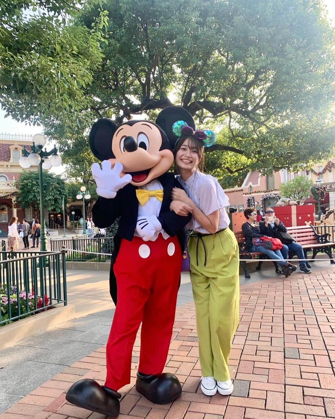 益田恵梨菜のインスタグラム：「. 香港ディズニーランド🐭🇭🇰 . 番組でも話たけどモーメンタスは本当に一生忘れないと思う あんなに素敵なショーを観たら、余韻がね、すごい... . もちろんショーだけじゃなく 東京ディズニーランドにはないエリアもあったりして アトラクションもグルメも雰囲気も全部新鮮で 1日中ワクワクしちゃってたなぁ𓂃 𓈒𓏸 . 衣装👗 トップス @riend_official パンツ @fray_id バック @charleskeith_jp . #旅サラダ #香港 #香港ディズニーランド #ディズニーのリールはまた数日後に」