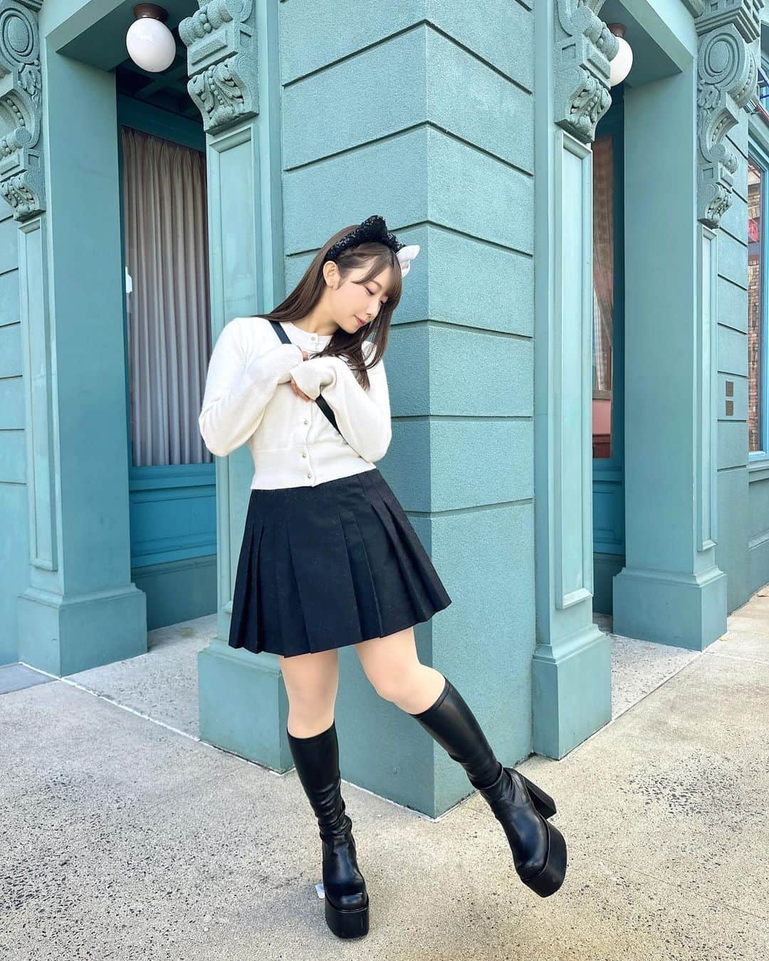 大河もものインスタグラム：「🐈‍⬛🖤 珍しく全身…….!!! トップスとスカートはリリーブラウンコーデにしてみた🧸♡ ミニスカート可愛い……….  #リリーブラウン #liliybrown  #EMODA #ユニバ #アイドル #グラビア #ootd」