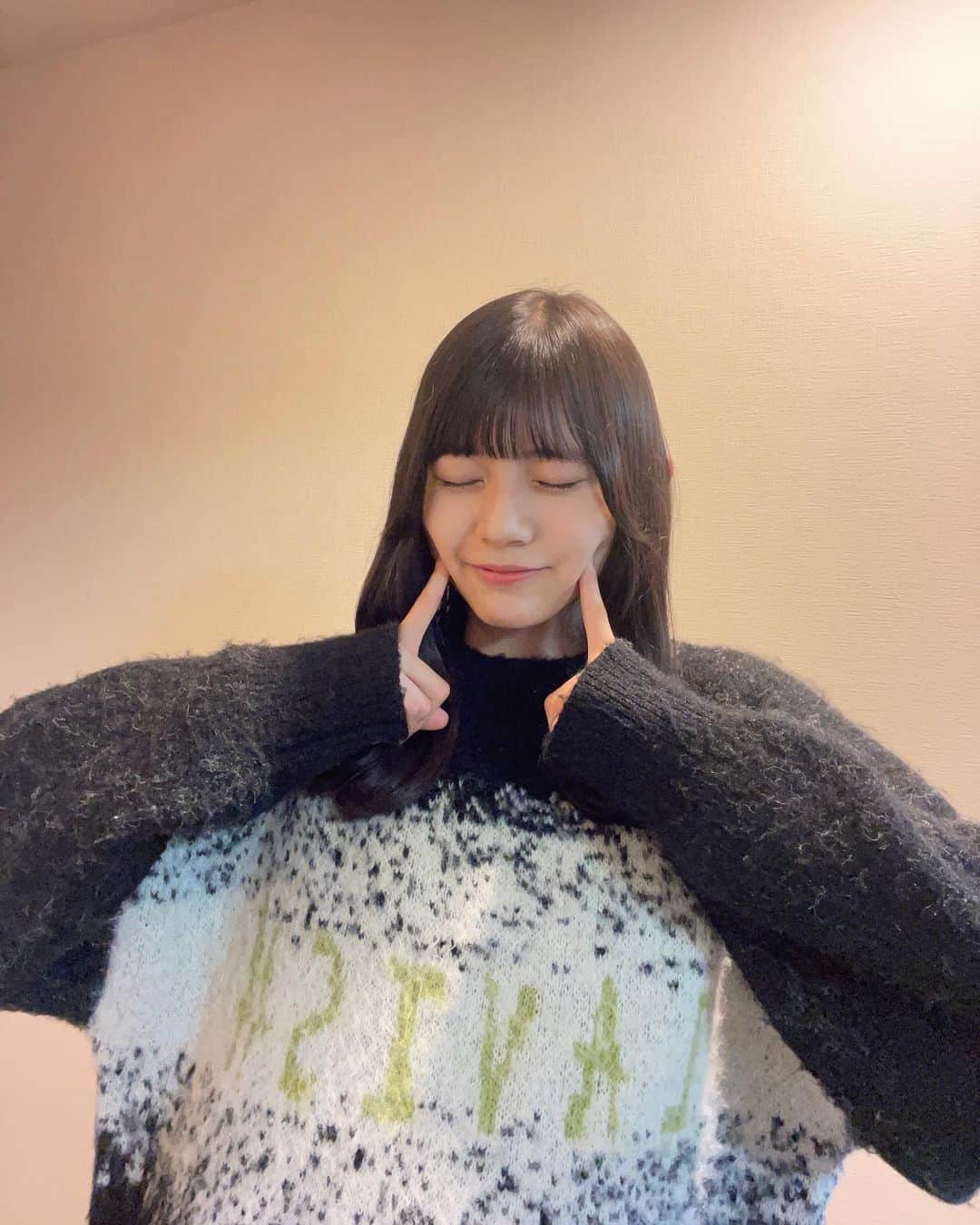 吉本麗南さんのインスタグラム写真 - (吉本麗南Instagram)「15歳になりました！  たくさんのお祝い本当にありがとうございます🥹🥹 全部めちゃくちゃ嬉しい💗💞  15歳&もうすぐニコラも最高学年なのでもっとパワーアップできたらと思います‼️  これからもよろしくお願いします！！  #吉本麗南#ニコラ#nicola#ニコラ1_2月合併号発売中#ニコモ  大人っぽ意識して髪巻いたよ^_^」12月4日 19時10分 - reina_yoshimoto_official