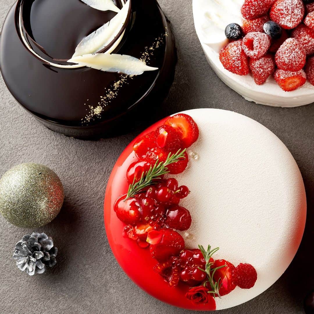 ザ・プリンス パークタワー東京のインスタグラム：「ホテルパティシエ特製のクリスマスケーキとともに、心躍るウィンターホリデーを。  Bring a little more joy to your Yuletide celebrations with a gorgeously decorated, divinely delicious Christmas cake, artfully handcrafted by our talented pastry chefs.   Share your own images with us by tagging @princeparktowertokyo —————————————————————  #theprinceparktowertokyo #tokyo #ThePreferredLife #christmas #holidayseason #ザプリンスパークタワー東京 #クリスマスケーキ #クリスマスケーキ予約」