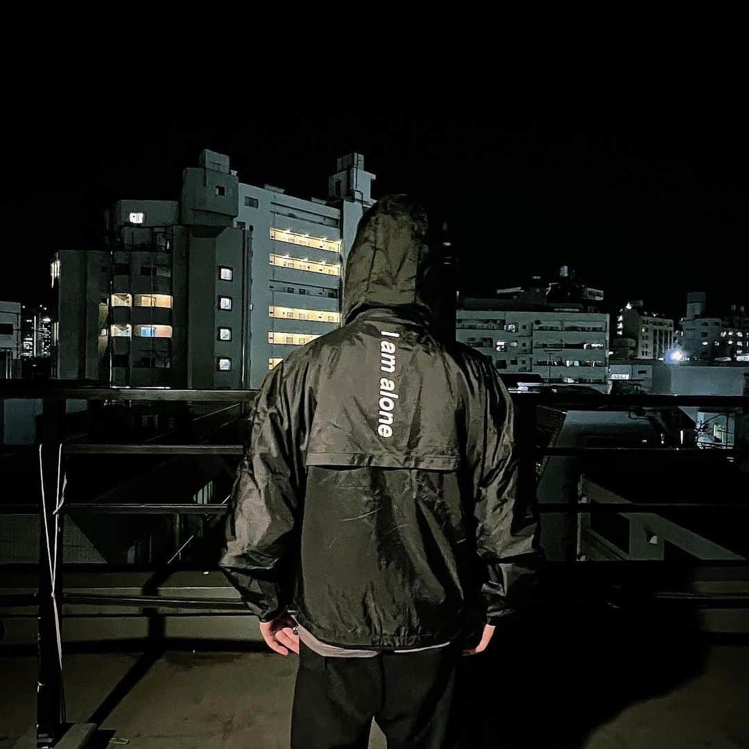 高橋優のインスタグラム：「高橋優監修のスポーツライン『あまろん』 最新作はナイロンジャケット🏃  #Iamalone #あまろん #ぴんしょうつあー  ※画像ではSize2を着用しています」