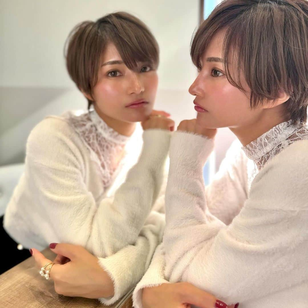 林まきさんのインスタグラム写真 - (林まきInstagram)「#mirror #mercuryduo #白ニット #大人ショート #ハンサムショート女子 #ニットコーデ」12月4日 19時13分 - maki__mh