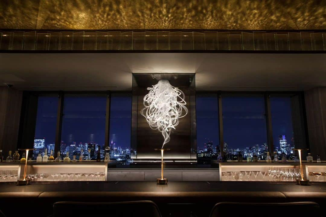 THE WESTIN TOKYO | ウェスティンホテル東京さんのインスタグラム写真 - (THE WESTIN TOKYO | ウェスティンホテル東京Instagram)「ウェスティンホテル東京は、これまで行ってい改装を完了し、本日12月４日にグランドオープンいたしました✨  10月にオープンしたロビーラウンジ「ザ・ラウンジ」やインターナショナルレストラン「ザ・テラス」に加え、フロント、全ゲストルーム、エグゼクティブラウンジ「ウェスティンクラブ」、ペストリーブティック「パティスリー・バイ・ウェスティンホテル東京」、スカイバー「エスカリエ」を本日よりオープン。 リニューアルコンセプトは、“Heritage and Reinvigoration（継承と再生）”です。   これまで大切に紡いできたオーセンティックなおもてなしのレガシーと継承しながら、未来へ向かう新しいエネルギーで、より豊かなホテル環境へと進化していくという意味が込められています。  多様な価値観を持つゲスト一人ひとりに向け、これまで以上に上質なサービスとウェルビーイングに満ちた滞在をご提供する「都会のウェルネスホテル」として進化してまいります。  詳細はプロフィールのリンクより🔗  We are pleased to announce that the renovations are completed and we are holding grand opening today on December 4th✨  In addition to the lobby lounge “The Lounge” and the international restaurant “The Terrace” which opened in October, the lobby, all guest rooms, the executive lounge “Westin Club”, the pastry boutique “Patisserie by The Westin Tokyo”, the sky bar “Escalier” open their doors today under the renewal concept of “Heritage and Reinvigoration”.  The meaning of this concept is based on inheriting the legacy of authentic hospitality that we have cherished and valued throughout the years, while embracing the future to evolve into a new and finer hotel.  From now on, we will continue to evolve as an “urban wellness hotel” providing high quality services like never before, always having the wellbeing and meeting the needs of our diverse clients as our first priority.  For more details please visit our bio link🔗        #ウェスティンホテル東京 #ウェスティンホテル #ウェスティン #ホテル #日本 #東京 #ウェスティン東京30周年 #改装 #グランドオープン #ホテルグランドオープン　_#ゲストルーム #リノベーション #ホテルリノベーション #WestinTokyo#westinhotel#thewestintokyo #westin#hotel #tokyo #WestinTokyo25th #hotellife #beautifulhotels #travelandleisure #besthotels #luxurytrip #renovation #grandopen #LetsRise #WestinClub」12月4日 19時14分 - westintokyo