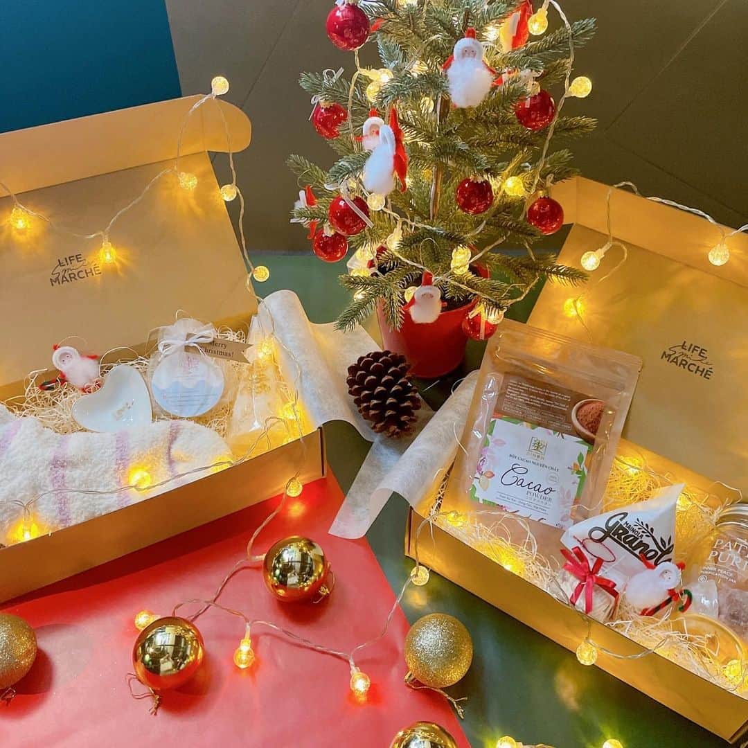 大桑マイミのインスタグラム：「私がプロデュースした⛄️🎄HOLIDAY BOX🍪🤶がLIFE smile MARCHÉで発売になりましたー！！このシーズンにぴったりなアイテムを厳選、今回のボックスのために新たに制作してもらったオリジナルのアイテムもいっぱいです！ ハートがいっぱいの「LOVE」　& 甘い香りいっぱいの「SWEET」の2種類の素敵なBOXとなっております。自分へのご褒美や大切なプレゼント🎁に 是非ご覧になってくださいね🩷🟢✨❤️ @lifesmilemarche   #happyが届きますように。 #lifesmilemarché  #xmasgifts」