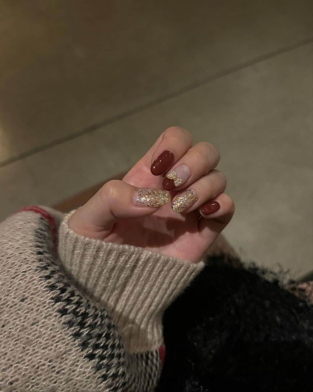 吉次玲奈さんのインスタグラム写真 - (吉次玲奈Instagram)「new nailと先日のコーデ🧶 ⁡ 今回はクリスマス意識のネイルにしました、かわいすぎる🎅❤️ ファンの子もたくさん行ってくれてて嬉しいよ〜🥹 ⁡ @misamisa124 さんいつもありがとうございます♡ ⁡ knit: @vannie__u  short pants: @shein_japan  boots: @grl_official  bag: @prada  ⁡ ⁡ #ネイル #ジェルネイル #ネイルデザイン #韓国ネイル #nail #nails #ジェルネイルデザイン #シンプルネイル #フレンチネイル #ニュアンスネイル #ニュアンスネイルデザイン #フレンチネイルデザイン  #アクセサリー #中目黒 #中目黒ネイル #中目黒ネイルサロン #ネイルサロン #都内ネイルサロン #カーディガン #カーディガンコーデ #秋コーデ #秋服 #秋服コーデ #秋冬コーデ #クリスマスコーデ #ニットコーデ #チェックニット #ロングブーツコーデ #ロングブーツ #ショートパンツ」12月4日 19時27分 - rena_yoshitsugu