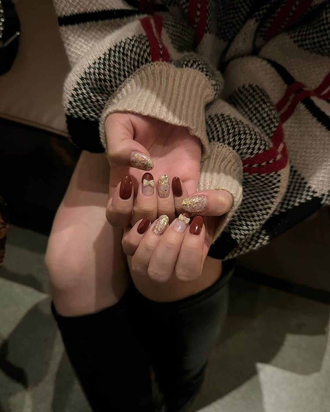 吉次玲奈のインスタグラム：「new nailと先日のコーデ🧶 ⁡ 今回はクリスマス意識のネイルにしました、かわいすぎる🎅❤️ ファンの子もたくさん行ってくれてて嬉しいよ〜🥹 ⁡ @misamisa124 さんいつもありがとうございます♡ ⁡ knit: @vannie__u  short pants: @shein_japan  boots: @grl_official  bag: @prada  ⁡ ⁡ #ネイル #ジェルネイル #ネイルデザイン #韓国ネイル #nail #nails #ジェルネイルデザイン #シンプルネイル #フレンチネイル #ニュアンスネイル #ニュアンスネイルデザイン #フレンチネイルデザイン  #アクセサリー #中目黒 #中目黒ネイル #中目黒ネイルサロン #ネイルサロン #都内ネイルサロン #カーディガン #カーディガンコーデ #秋コーデ #秋服 #秋服コーデ #秋冬コーデ #クリスマスコーデ #ニットコーデ #チェックニット #ロングブーツコーデ #ロングブーツ #ショートパンツ」