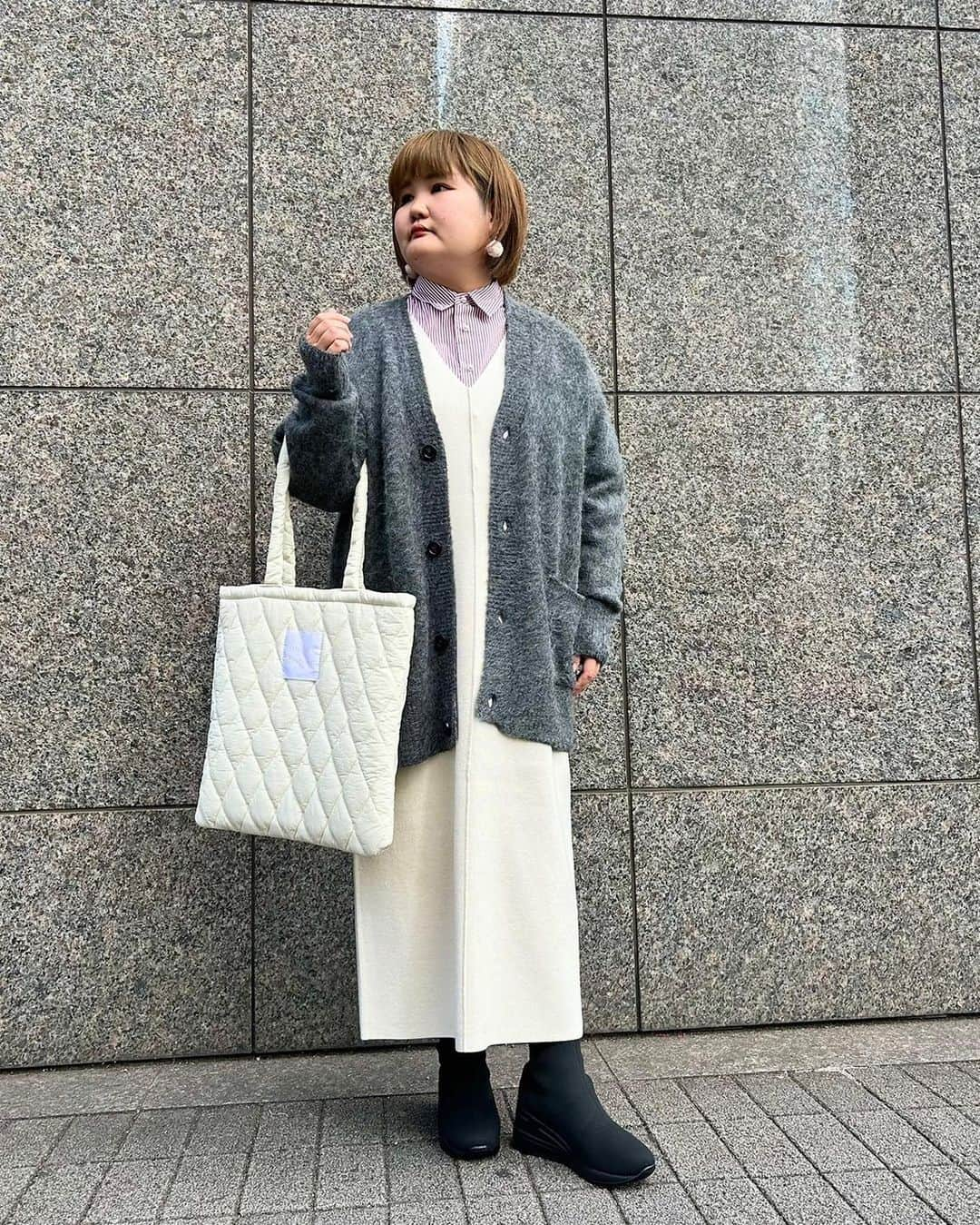 ropepicnic_credokayama のインスタグラム：「🧶  ニットジャンスカにゆったりシルエットのカーディガンを合わせたあったか楽ちんコーデ◎  インナーにシャツをプラスすることでラフすぎないコーデに仕上がります♪  #gdk53050 #カーディガン #シャギーニット #ルーズカーディガン  #gde53150 #ワンピース #ジャンパースカート  #ジャンスカ  #gdh53280 #シャツ #ストライプシャツ  #パールボタン #パール  #gia63060 #ブーツ #スニーカーブーツ  #gix63290 #バッグ  #トートバッグ  詳しく公式オンラインショップジャドールへ💖  #ロペピクニック  #クレド岡山  #クレド岡山ロペピクニック  #クレドピクストレート  #クレドピクイエベ  #クレドピク152cm  #ropepicnic  #ropepicnic_snap」