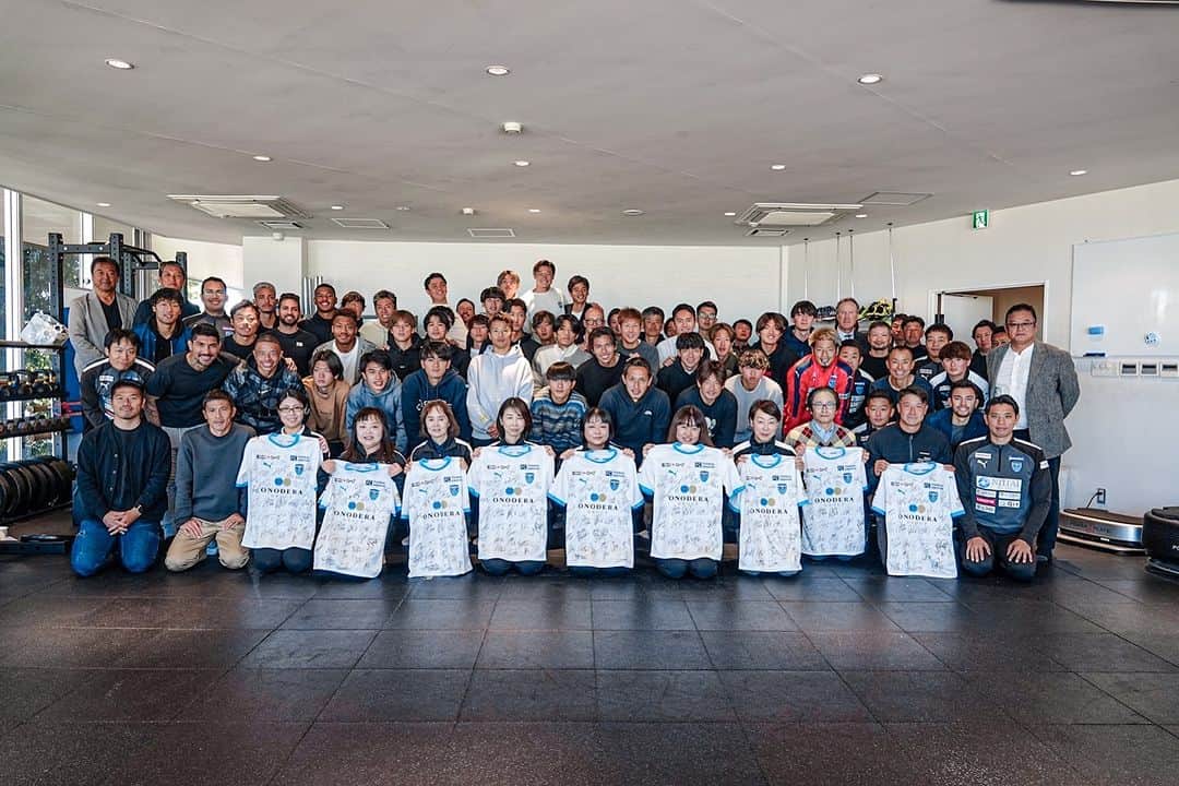 横浜FCのインスタグラム：「2023シーズン横浜FC解団式が行われました。  1年間サポートいただいた食堂の方々、清掃の方々、グラウンドキーパーさんへ感謝の気持ちとユニフォームをお渡しして、最後は選手スタッフ全員で写真撮影。  横浜FCに関わるすべての皆様、1年間本当にありがとうございました。  #yokohamafc  #横浜FC #JLEAGUE #Jリーグ #HAMABLUE」