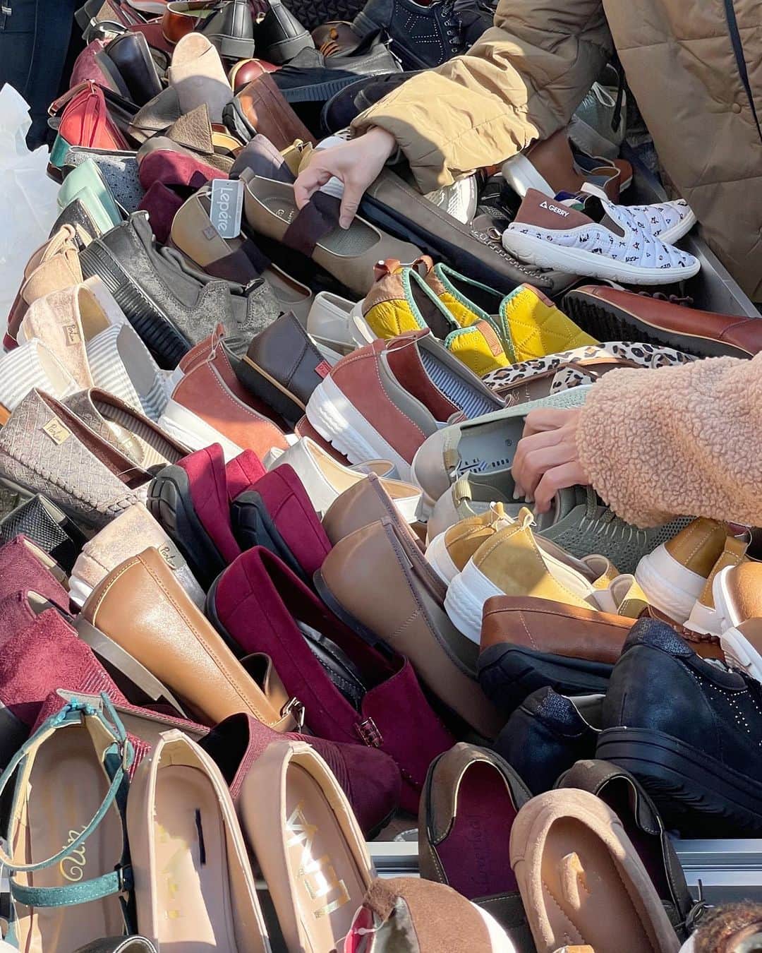 ウラリエさんのインスタグラム写真 - (ウラリエInstagram)「神戸・長田で６月と１２月の ☔️🎄 年に２回開催されている #くつっ子まつり に昨日参戦しました🎪 ↪︎ @chemical_kobe 📍 . ＼  靴 の 街 ⚓️ 神 戸 ／ レディースの靴がメインやけど メンズや、子供用の靴 👠👟👢👞 レインブーツも🌂 とにかく安くで、お得に買えるのが このくつっ子まつり🉐 ̖́- . 今回で、５４回目の長田で 長年愛されてる大人気イベント🫶🚩 ここ数年お邪魔してるけど 今回過去1の人の多さやった気がする👥👥👥 . １１時過ぎに行ったけど 朝９時スタートで、６時から並ばれてる方も いたとか？！😳😳😳すごい！ . ALL1000円の靴屋さん 人だかりがすごくて、わちゃわちゃ感も くつっ子まつりならではの光景でした✨ . 今回は、雨の日でも履けそうな 茶色のショートブーツをGET☔️🥾 ̖́- な、な、な、なんと2000円 👛やっすー . @7naminami3 も長さ違いの ロングブーツを✨こちらも同じ値段！ . とにかく色々試着してみて、 サイズが合えばラッキーなやつ✌️✌️✌️ いいお買い物できました👛 . 次回は、来年6月✨また夏の サンダル探しに行かなやわ🩴💭 . フォロワーさんにも会場でお会い出来て 嬉しかったです♡有り難う御座います❇️ 『 どんなん買ったんですか❓』と 見せてもらったり➰➰➰🤭 みなさんめっちゃ買われてた🛍 . 次回のくつっ子まつりの開催日や詳細は @chemical_kobe のアカウントで 要チェックです☝️⚠️ . #PR#神戸#神戸市#神戸旅行#神戸観光#兵庫県#lovehyogo#lovekobe#神戸市長田区#新長田#新長田駅#鉄人広場#日本ケミカルシューズ工業組合#神戸ファッション#神戸シューズ#kobeshoes#くつっこまつり#神戸イベント#鉄人28号」12月4日 19時19分 - urarie83