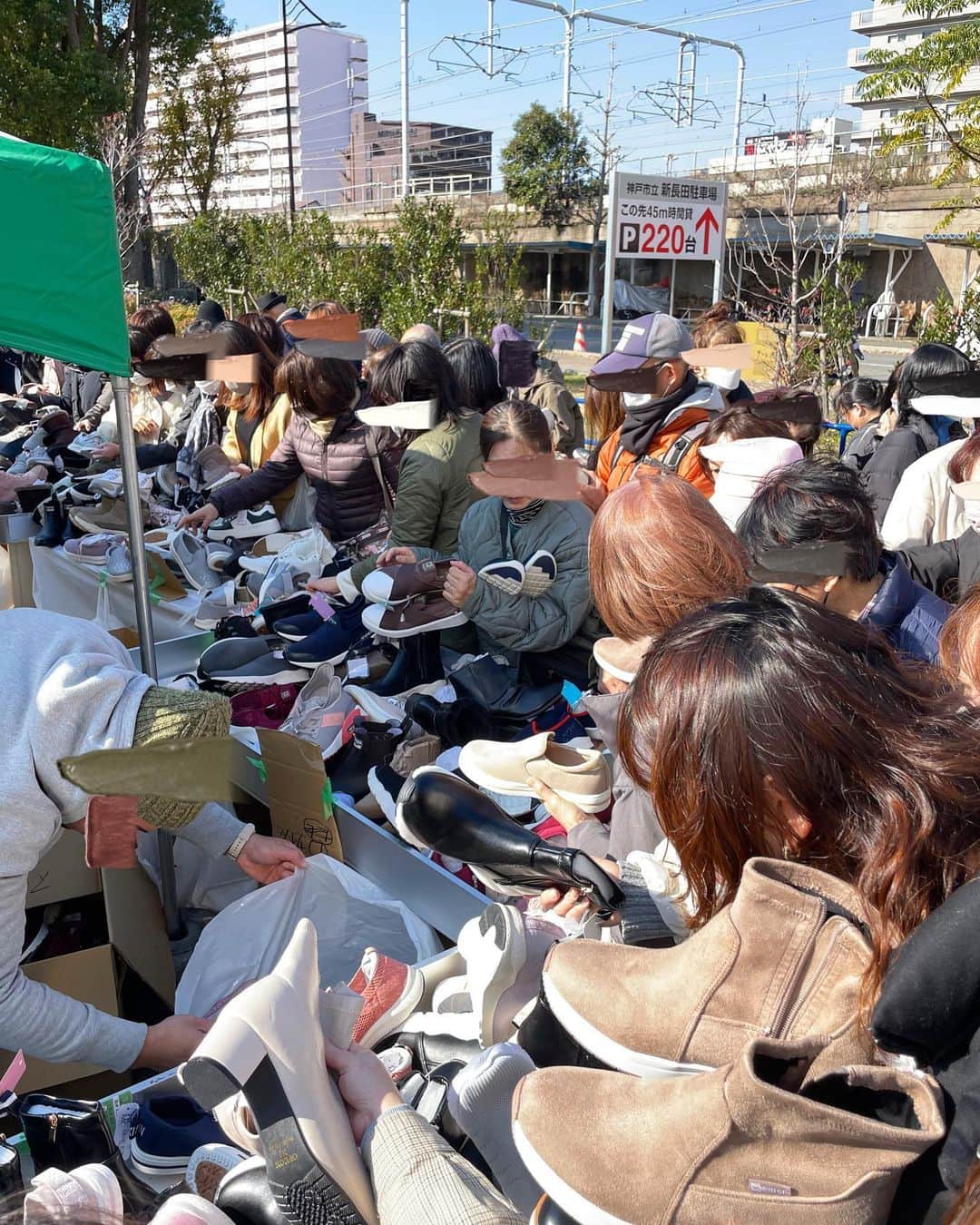 ウラリエさんのインスタグラム写真 - (ウラリエInstagram)「神戸・長田で６月と１２月の ☔️🎄 年に２回開催されている #くつっ子まつり に昨日参戦しました🎪 ↪︎ @chemical_kobe 📍 . ＼  靴 の 街 ⚓️ 神 戸 ／ レディースの靴がメインやけど メンズや、子供用の靴 👠👟👢👞 レインブーツも🌂 とにかく安くで、お得に買えるのが このくつっ子まつり🉐 ̖́- . 今回で、５４回目の長田で 長年愛されてる大人気イベント🫶🚩 ここ数年お邪魔してるけど 今回過去1の人の多さやった気がする👥👥👥 . １１時過ぎに行ったけど 朝９時スタートで、６時から並ばれてる方も いたとか？！😳😳😳すごい！ . ALL1000円の靴屋さん 人だかりがすごくて、わちゃわちゃ感も くつっ子まつりならではの光景でした✨ . 今回は、雨の日でも履けそうな 茶色のショートブーツをGET☔️🥾 ̖́- な、な、な、なんと2000円 👛やっすー . @7naminami3 も長さ違いの ロングブーツを✨こちらも同じ値段！ . とにかく色々試着してみて、 サイズが合えばラッキーなやつ✌️✌️✌️ いいお買い物できました👛 . 次回は、来年6月✨また夏の サンダル探しに行かなやわ🩴💭 . フォロワーさんにも会場でお会い出来て 嬉しかったです♡有り難う御座います❇️ 『 どんなん買ったんですか❓』と 見せてもらったり➰➰➰🤭 みなさんめっちゃ買われてた🛍 . 次回のくつっ子まつりの開催日や詳細は @chemical_kobe のアカウントで 要チェックです☝️⚠️ . #PR#神戸#神戸市#神戸旅行#神戸観光#兵庫県#lovehyogo#lovekobe#神戸市長田区#新長田#新長田駅#鉄人広場#日本ケミカルシューズ工業組合#神戸ファッション#神戸シューズ#kobeshoes#くつっこまつり#神戸イベント#鉄人28号」12月4日 19時19分 - urarie83