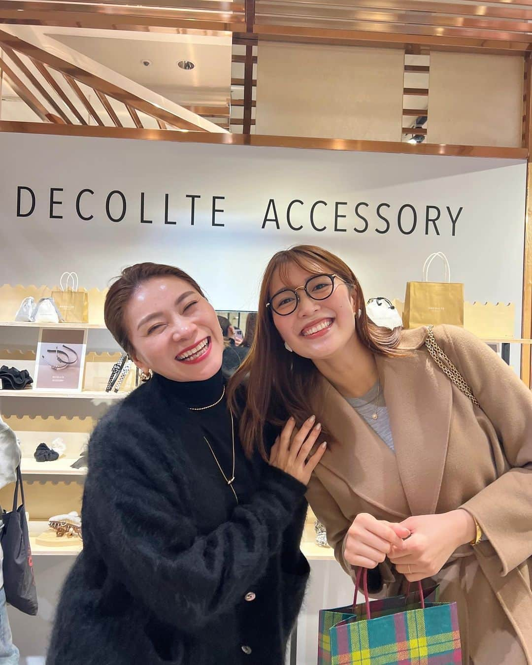 高階亜理沙さんのインスタグラム写真 - (高階亜理沙Instagram)「・ @decollte_accessory ポップアップ🎀 ちょうどヘアクリップ探してて 久美さんが店頭にいるとのことだったから 美容院前に急いで寄りました🐻✨ はぁ😮‍💨かわいい。。 リーズナブルすぎてたくさん買っちゃいました💫 上品さとかわいさが絶妙なバランスでどれも一目惚れ🛍️ まだまだ欲しいのたくさんあった…♡ 新宿伊勢丹2階で明日までやってるみたい🏃 久美さんにポジティブパワーもらった。  #デコルテアクセサリー#ヘアアクセサリー #アクセサリー#ヘアクリップ#ネックレス#ピアス」12月4日 19時19分 - arisa_takashina