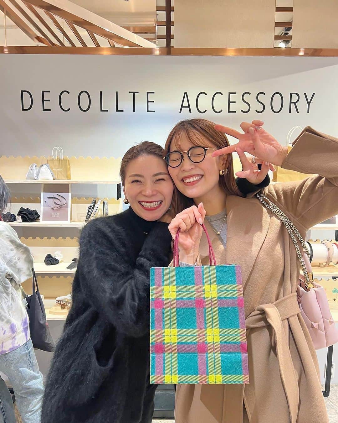 高階亜理沙さんのインスタグラム写真 - (高階亜理沙Instagram)「・ @decollte_accessory ポップアップ🎀 ちょうどヘアクリップ探してて 久美さんが店頭にいるとのことだったから 美容院前に急いで寄りました🐻✨ はぁ😮‍💨かわいい。。 リーズナブルすぎてたくさん買っちゃいました💫 上品さとかわいさが絶妙なバランスでどれも一目惚れ🛍️ まだまだ欲しいのたくさんあった…♡ 新宿伊勢丹2階で明日までやってるみたい🏃 久美さんにポジティブパワーもらった。  #デコルテアクセサリー#ヘアアクセサリー #アクセサリー#ヘアクリップ#ネックレス#ピアス」12月4日 19時19分 - arisa_takashina