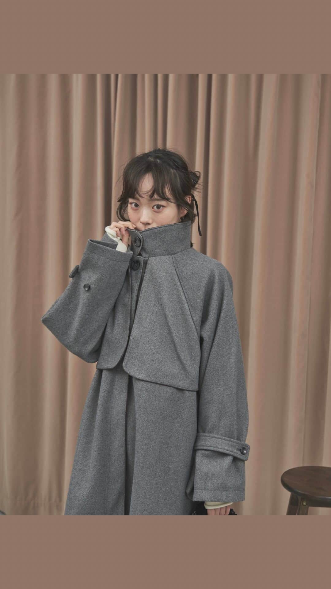 パラビオン オフィシャルのインスタグラム：「✔︎︎︎︎フェイクウールパイピングロングコート ivory/beige/gray/black 10,450yen tax in  新色/アイボリー、グレー登場♪ 大人気のParAvion定番コート！  〖Design〗   バイカラーのパイピングで ワンランク上のコーディネートを完成させてくれるロングコートが登場。 ゆったりとしたシルエットとしなやかに動く柔らかな生地が、 冬のお出かけ時に気分を上げてくれること間違いなし◎ 衿のボタンの留め方次第でスタンドカラーにもなる おしゃれなのに優秀なアイテムです！  〖Styling〗   ボタンを外してラウンドカラーに、ボタンを留めてスタンドカラーに、 その日の気分で見せ方を変えられるのでコーディネートの幅が広がります！ 中に厚手のトップスを着てもスマートに着こなせます。  ———————————————   プロフィールのリンクから ZOZOTOWN にて  お買い物をお楽しみください。   ▶︎ @paravion_official   ———————————————    #paravion #ParAvion_official #パラビオン」