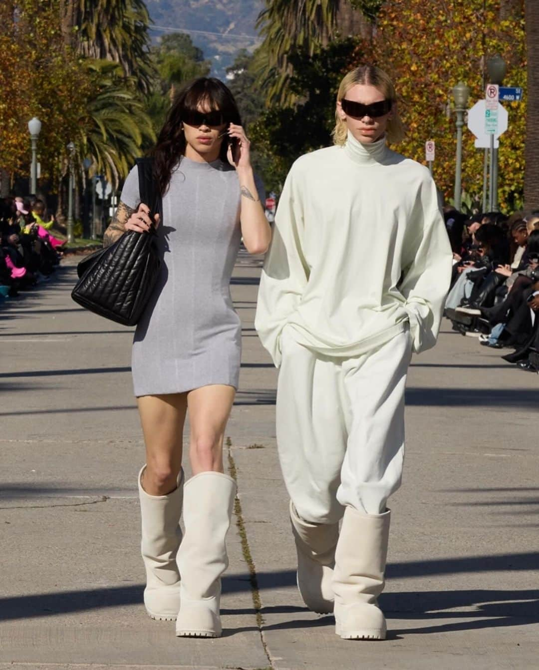 Blonde Saladさんのインスタグラム写真 - (Blonde SaladInstagram)「Balenciaga used the iconic Hollywood sign as a backdrop for its Fall/Winter 2024 runway show in Los Angeles. Among those present were Cardi B on the catwalk, with Kim Kardashian, Kendall Jenner, and Nicole Kidman attending as guests. The runway showcased an interpretation of Los Angeles' wellness culture, featuring leggings, hoodies, and voluminous sneakers, along with cell phones, water bottles, and coffee cups. The collection included velvet suits in Juicy Couture style, flip-flops, Ugg-style padded boots, tweed dresses, and beloved grunge looks. Towards the end of the show, Demna devoted a significant portion to Oscars-inspired creations, crafting incredible monumental gowns befitting the most glamorous event of the year.  Images courtesy of @balenciaga   #Balenciaga #FashionShow #LosAngeles #DemnaGvasalia #CardiB #TheBlondeSalad」12月4日 19時22分 - theblondesalad