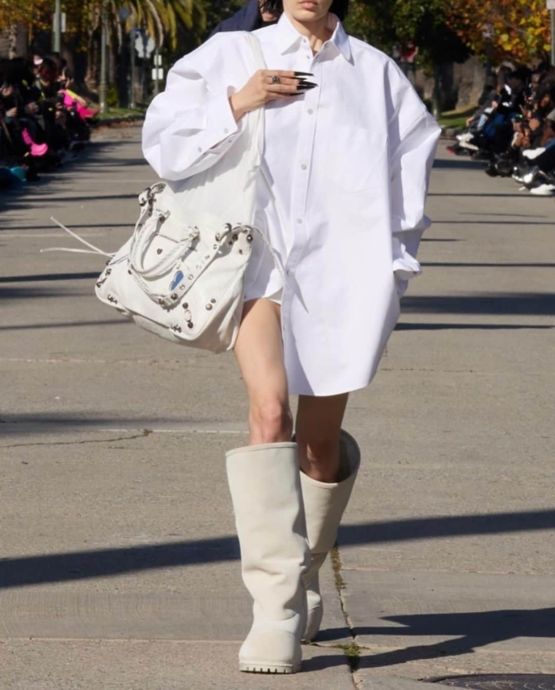 Blonde Saladさんのインスタグラム写真 - (Blonde SaladInstagram)「Balenciaga used the iconic Hollywood sign as a backdrop for its Fall/Winter 2024 runway show in Los Angeles. Among those present were Cardi B on the catwalk, with Kim Kardashian, Kendall Jenner, and Nicole Kidman attending as guests. The runway showcased an interpretation of Los Angeles' wellness culture, featuring leggings, hoodies, and voluminous sneakers, along with cell phones, water bottles, and coffee cups. The collection included velvet suits in Juicy Couture style, flip-flops, Ugg-style padded boots, tweed dresses, and beloved grunge looks. Towards the end of the show, Demna devoted a significant portion to Oscars-inspired creations, crafting incredible monumental gowns befitting the most glamorous event of the year.  Images courtesy of @balenciaga   #Balenciaga #FashionShow #LosAngeles #DemnaGvasalia #CardiB #TheBlondeSalad」12月4日 19時22分 - theblondesalad