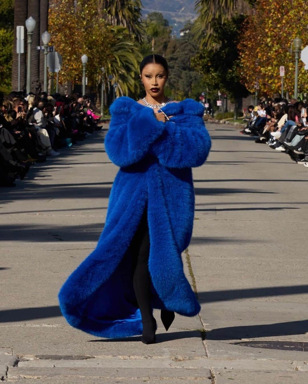 Blonde Saladのインスタグラム：「Balenciaga used the iconic Hollywood sign as a backdrop for its Fall/Winter 2024 runway show in Los Angeles. Among those present were Cardi B on the catwalk, with Kim Kardashian, Kendall Jenner, and Nicole Kidman attending as guests. The runway showcased an interpretation of Los Angeles' wellness culture, featuring leggings, hoodies, and voluminous sneakers, along with cell phones, water bottles, and coffee cups. The collection included velvet suits in Juicy Couture style, flip-flops, Ugg-style padded boots, tweed dresses, and beloved grunge looks. Towards the end of the show, Demna devoted a significant portion to Oscars-inspired creations, crafting incredible monumental gowns befitting the most glamorous event of the year.  Images courtesy of @balenciaga   #Balenciaga #FashionShow #LosAngeles #DemnaGvasalia #CardiB #TheBlondeSalad」