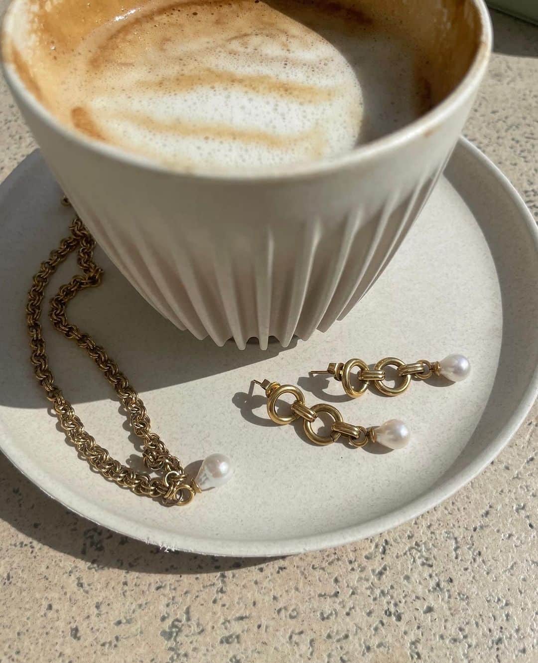 オレリアのインスタグラム：「Your morning coffee, just LUXE 🤍」