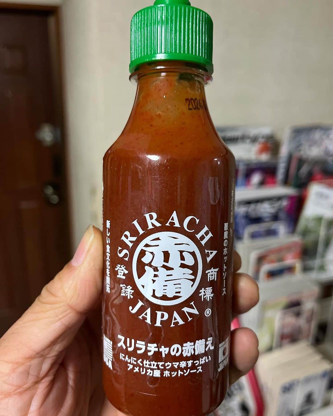 森田繁のインスタグラム：「きのう、自販機で購入したスリラチャの｢赤備え｣。 ロースカツにかけてみたら、ほどよい辛さと酸味で味の輪郭がピリッと際立つ。これはすぐに使い切りそう。」